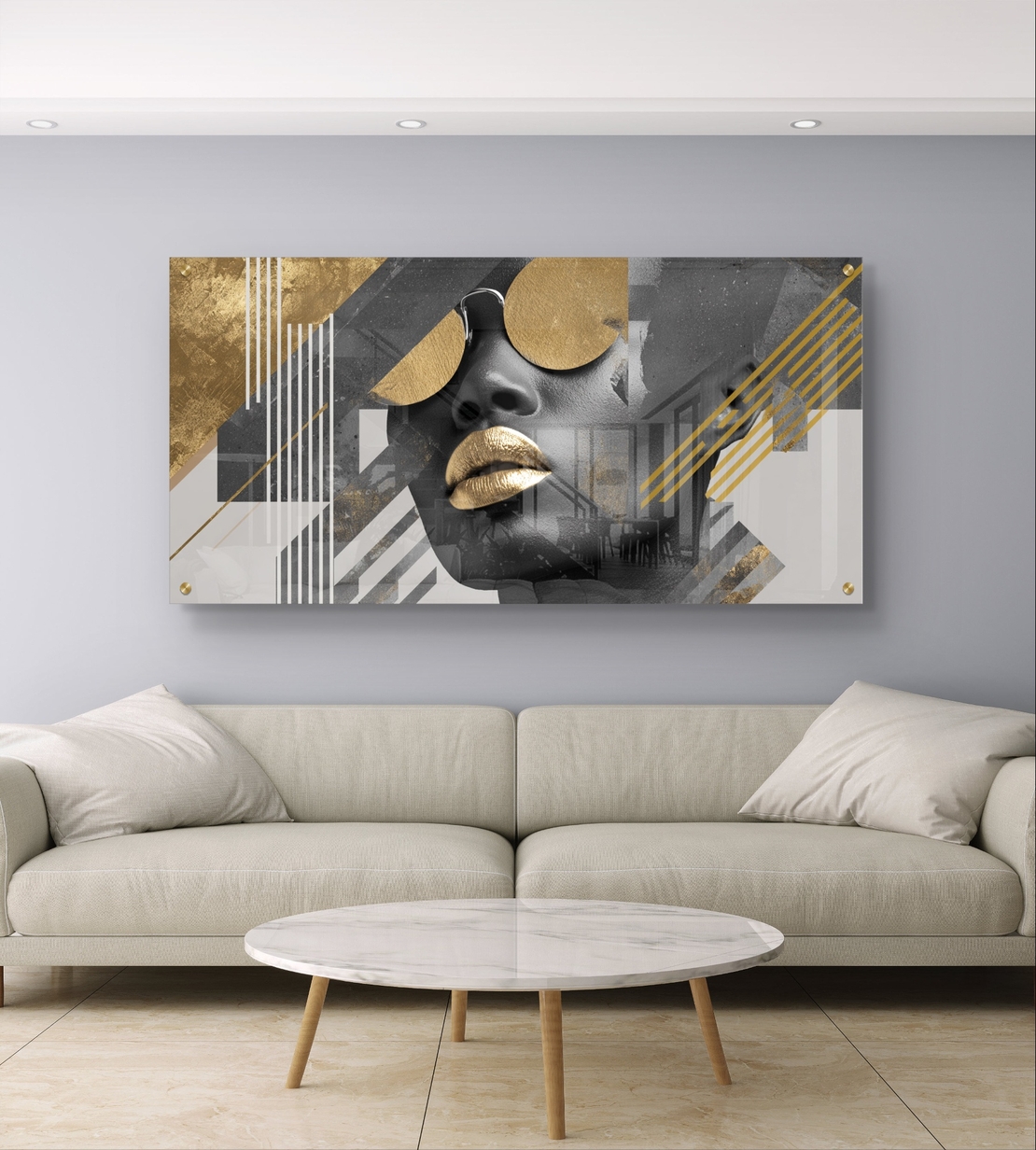 תמונת זכוכית עם פורטרט נשי בשחור-לבן וקווים גיאומטריים מוזהבים בהדפסה חלקה