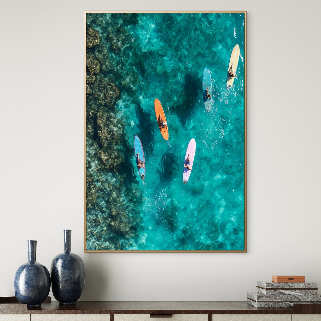 תמונת קנבס גלים של חופש – ארבעה גולשים מעל ים טורקיז צלול, מתוך קולקציית NEXTGEN BY BAR של תכשיט לבית, בהדפסה חלקה ואיכותית לעיצוב מודרני.