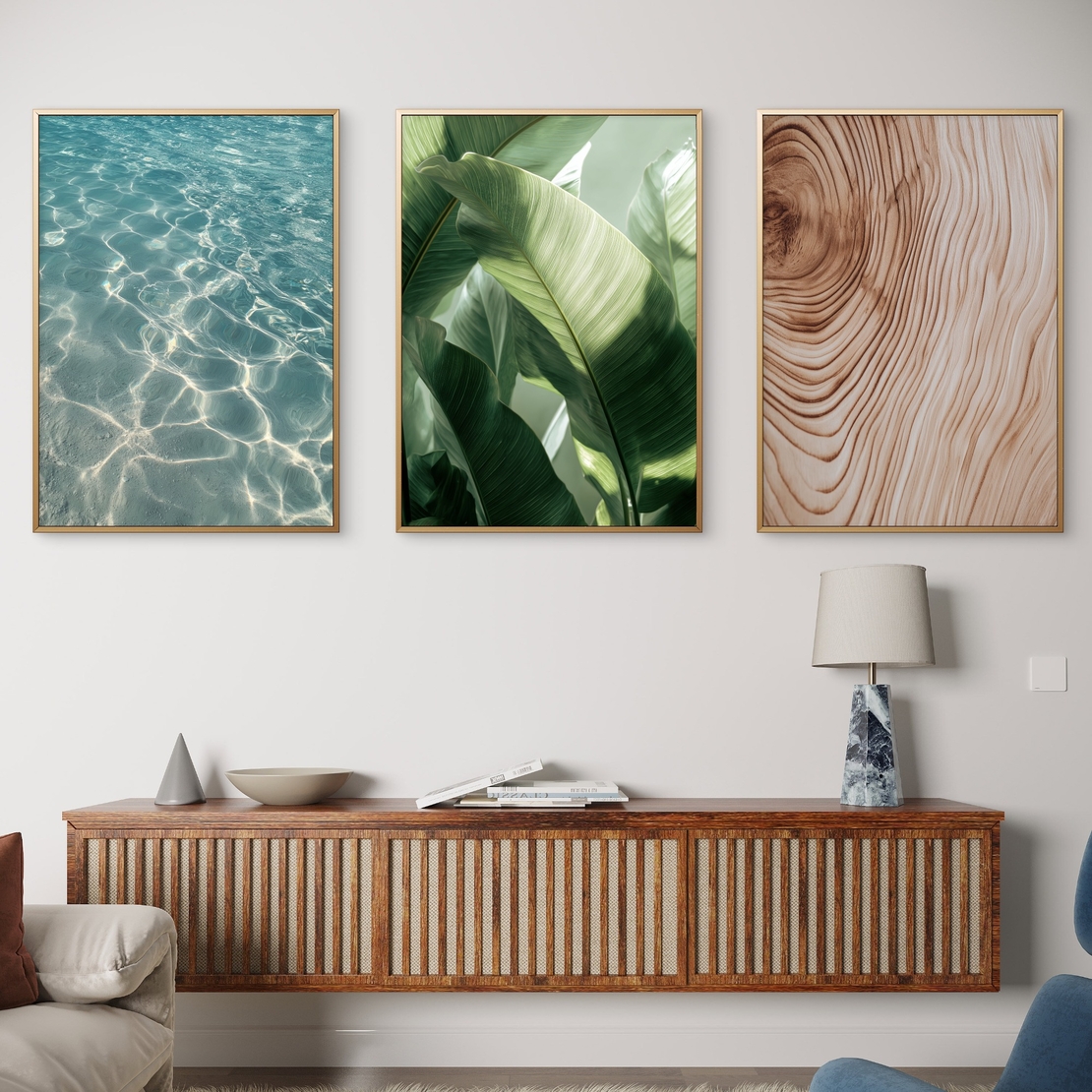 שלישיית תמונות קנבס בעיצוב טבעי – מים צלולים, עלים ירוקים ועץ בגוון בז’, מהקולקציה של תכשיט לבית, NEXTGEN BY BAR.