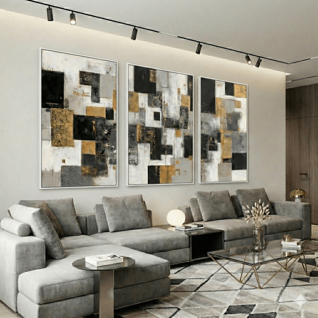 שלישיית תמונות קנבס אבסטרקטיות בגווני אפור שחור וזהב בעיצוב מודרני לסלון יוקרתי
