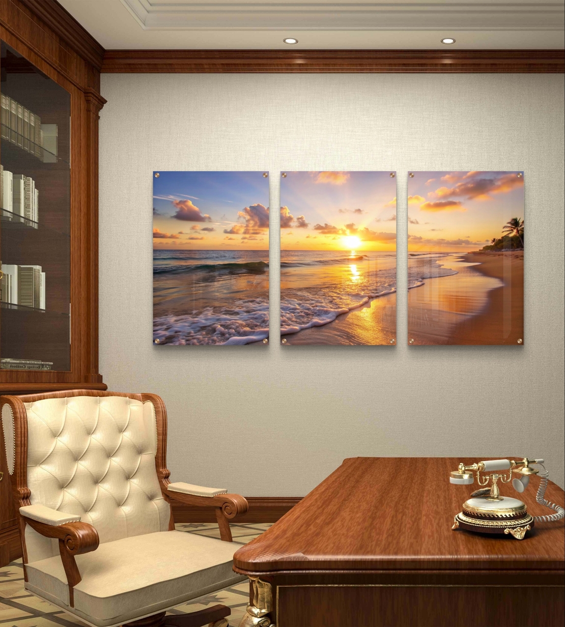 שלישיית תמונות זכוכית עם שקיעה זהובה על חוף הים, גלים עדינים וצבעים חמים בעיצוב רגוע ואלגנטי לסלון