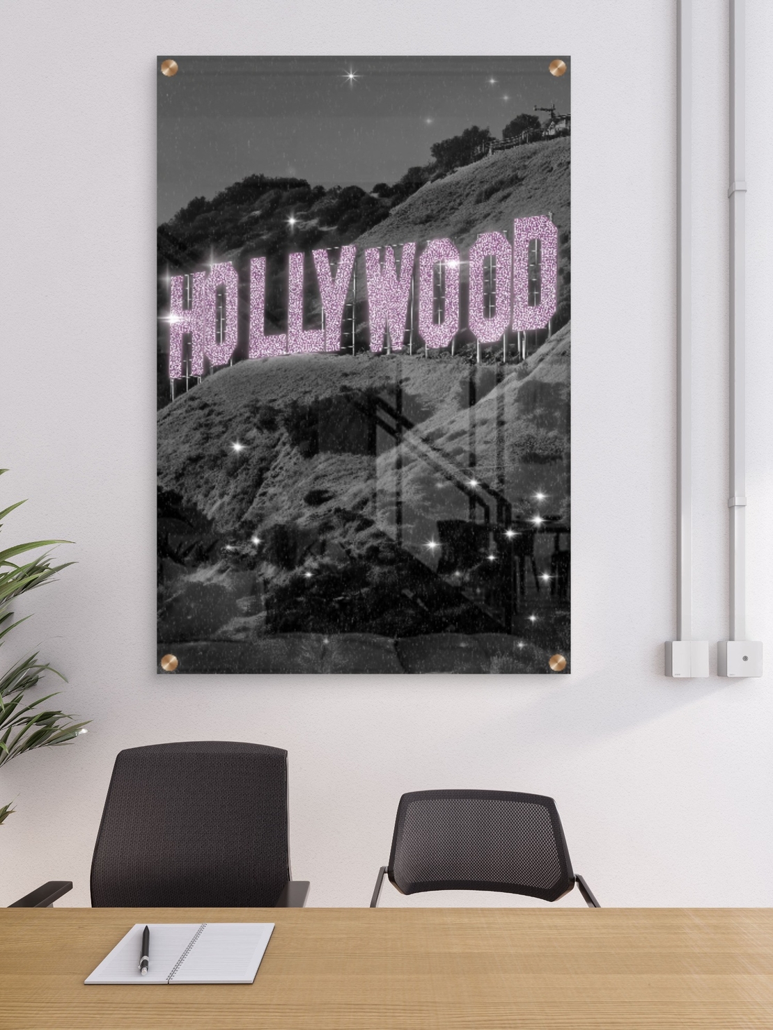 תמונת זכוכית של שלט HOLLYWOOD בגווני שחור־לבן עם אותיות ורודות מנצנצות, מתוך קולקציית NEXTGEN BY BAR של תכשיט לבית.