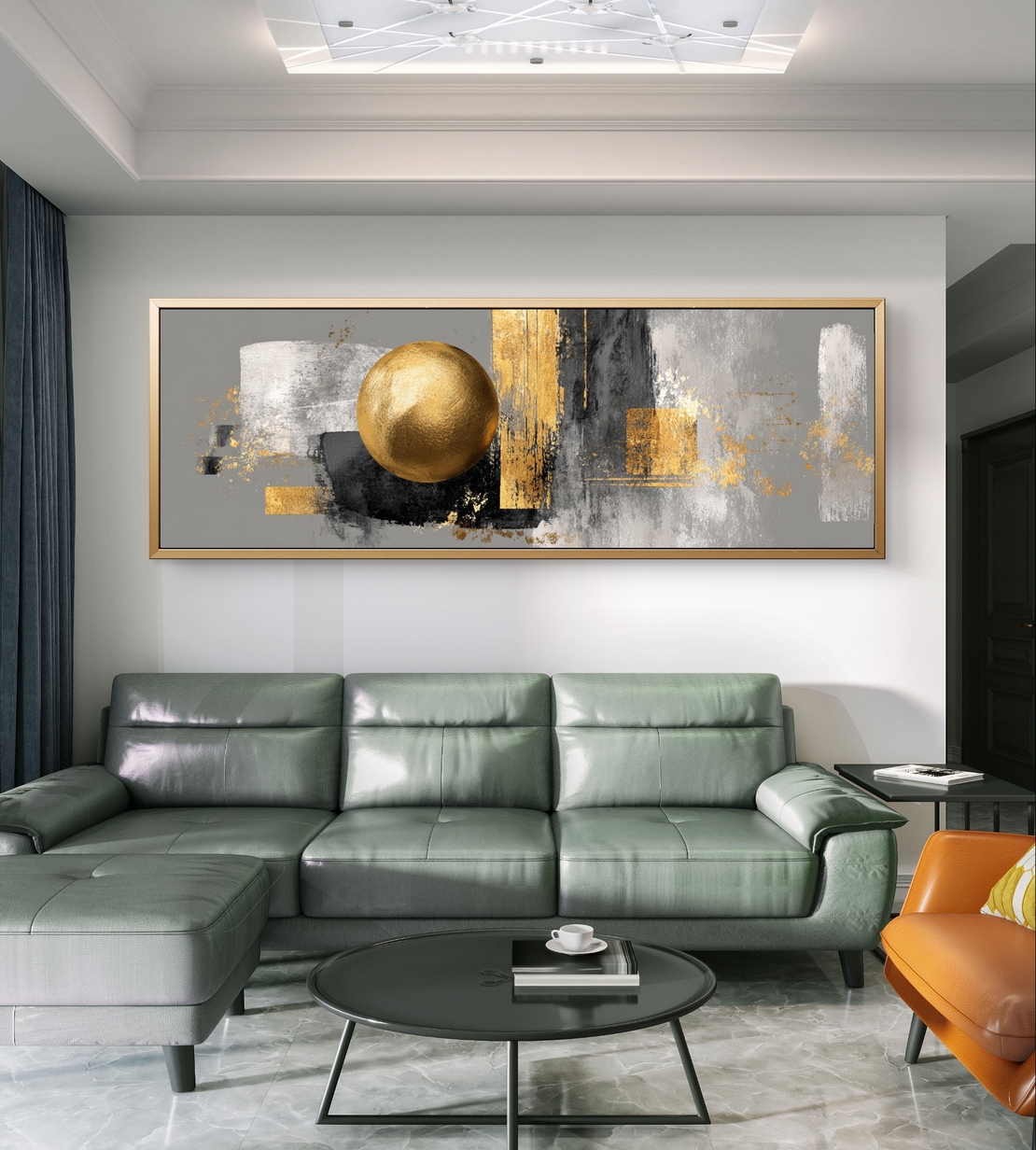 תמונה פנורמית מודרנית עם כדור זהב דומיננטי ועיצוב מינימליסטי.