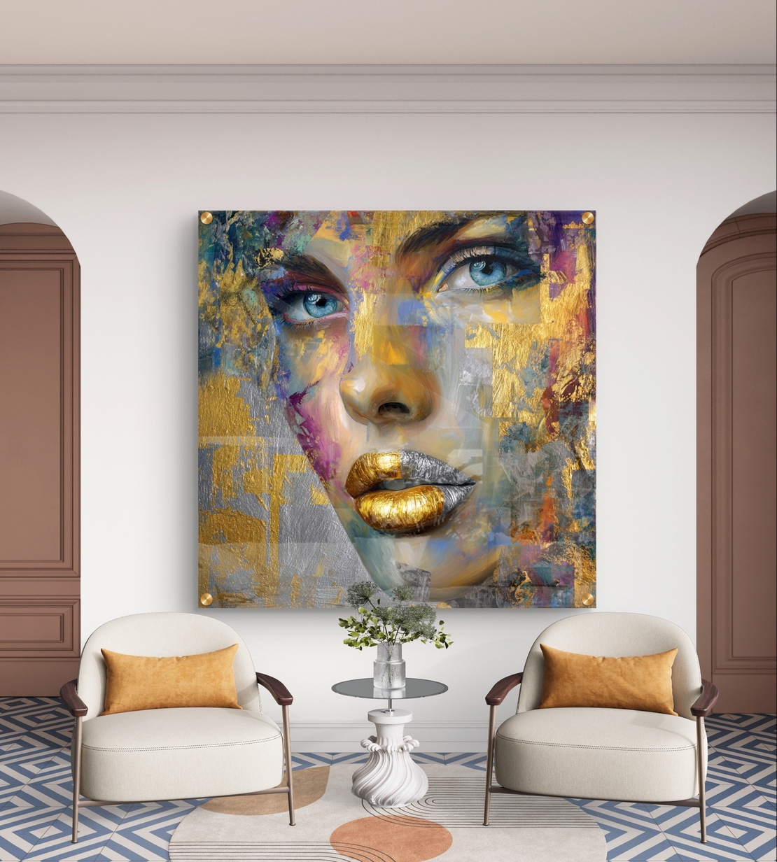 תמונת זכוכית מרובעת של דיוקן נשי עם מבט כחול ושפתיים זהובות בעיצוב אבסטרקטי יוקרתי