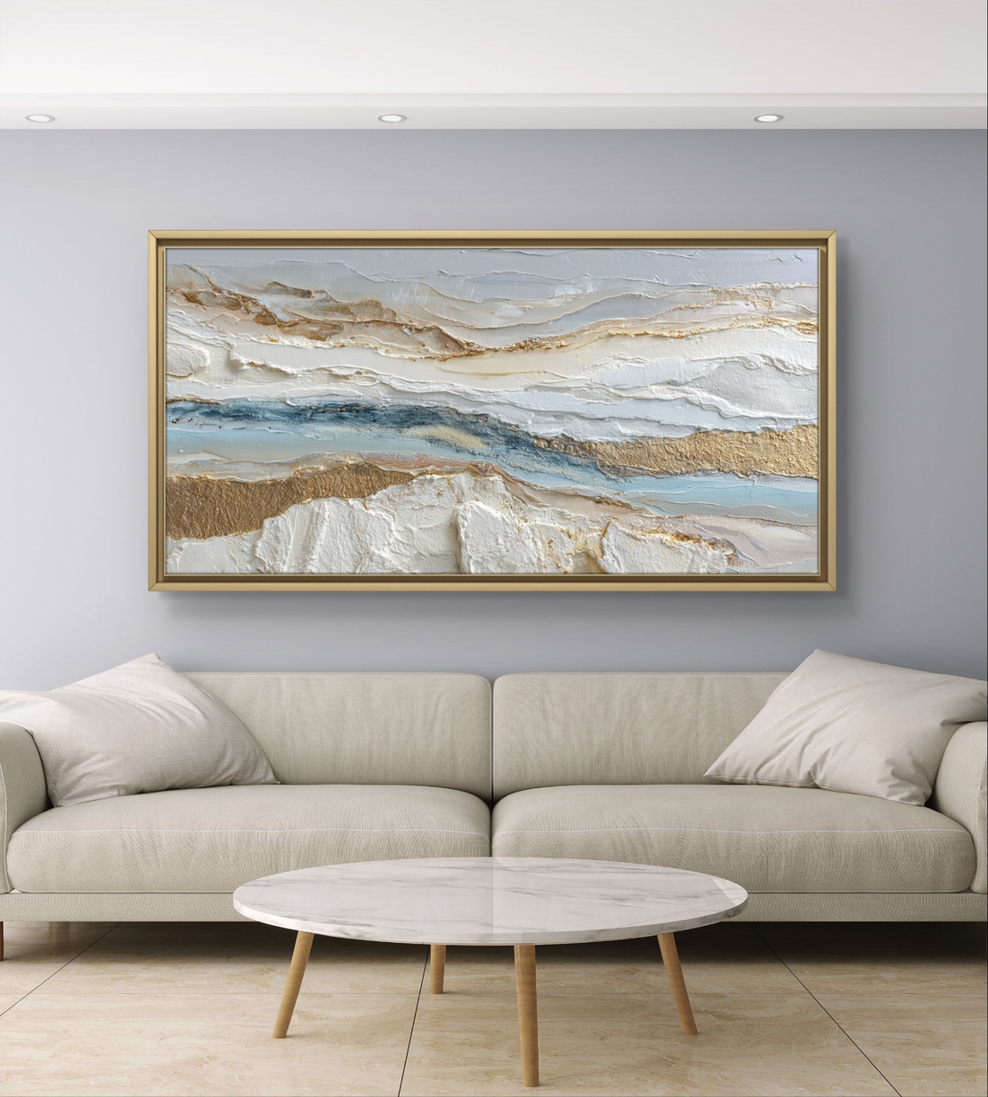 תמונת קנבס לרוחב בסגנון אבסטרקטי עם שכבות לבן ותכלת ונגיעות זהב לעיצוב סלון רגוע ויוקרתי