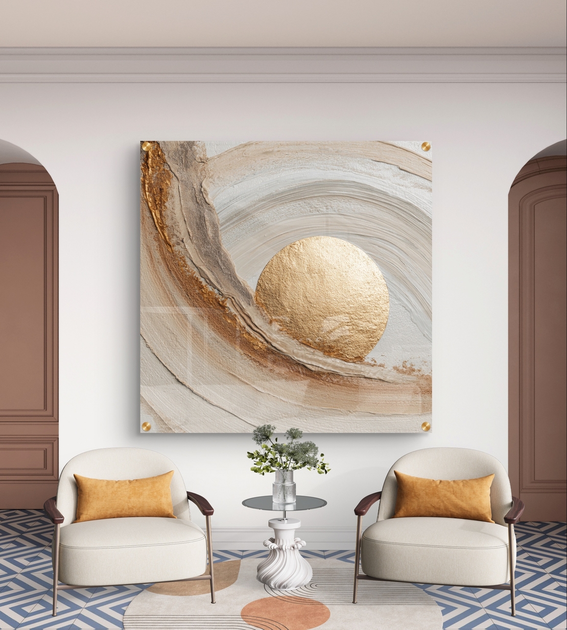 תמונת זכוכית מרובעת אבסטרקטית בגווני שמנת וזהב עם אלמנט עגול מרכזי וקווים מעוגלים