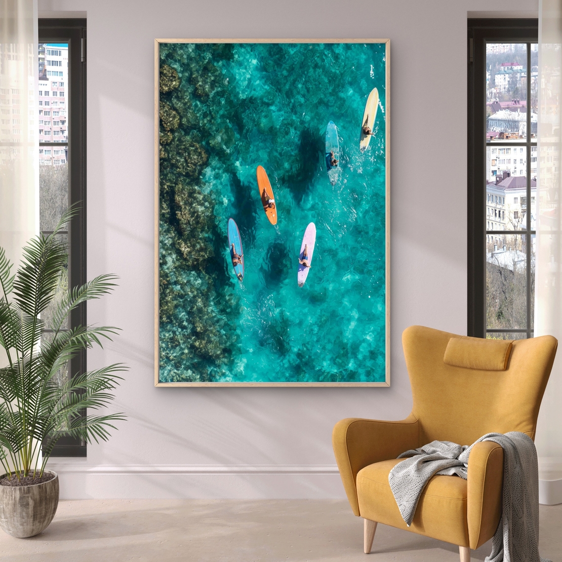 תמונת קנבס גלים של חופש – ארבעה גולשים מעל ים טורקיז צלול, מתוך קולקציית NEXTGEN BY BAR של תכשיט לבית, בהדפסה חלקה ואיכותית לעיצוב מודרני.