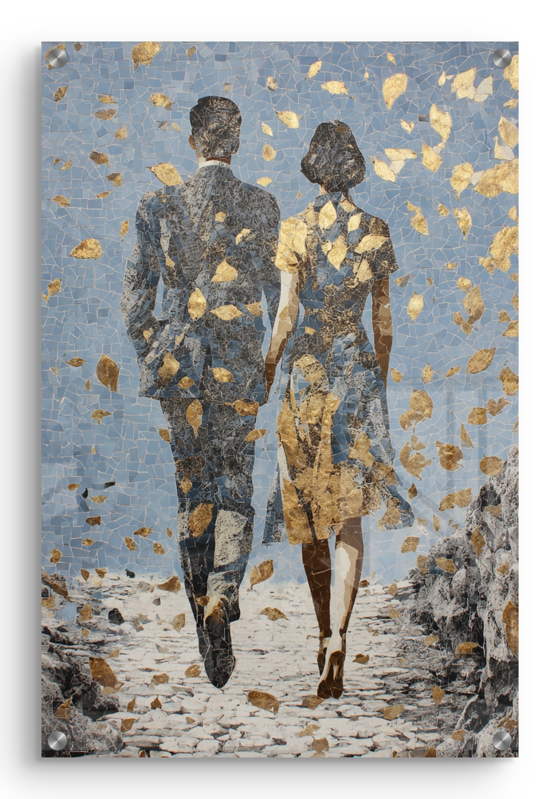 תמונת זכוכית עם זוג צועד יחד בשביל פתוח ועלי זהב מרחפים בעיצוב רומנטי ואלגנטי לקיר הבית