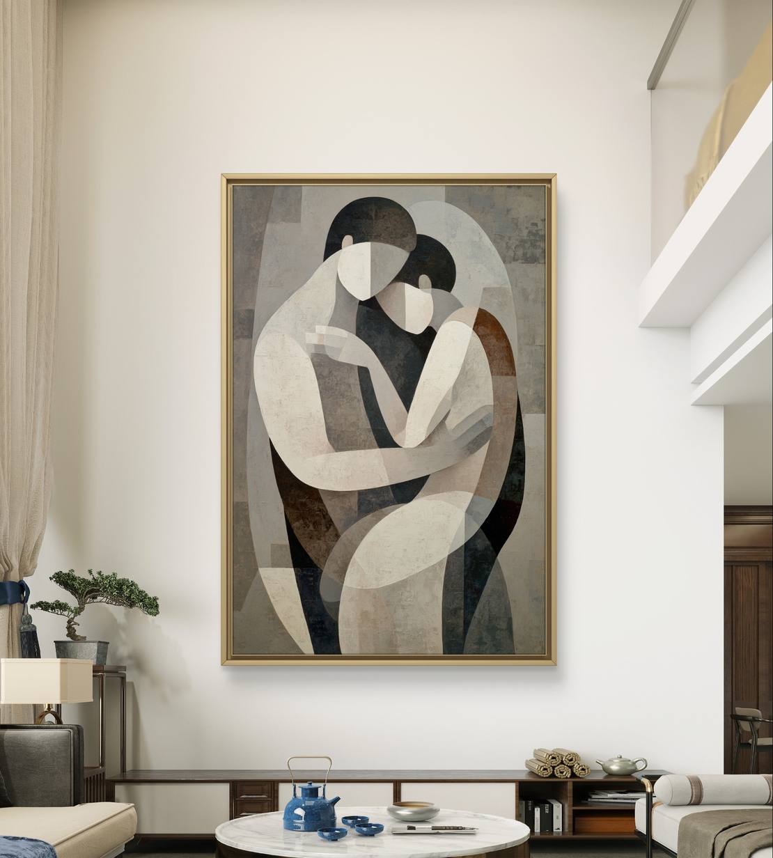 תמונת קנבס עם זוג דמויות מופשטות בחיבוק עדין בגווני שמנת, אפור וחום בעיצוב רגוע ואלגנטי