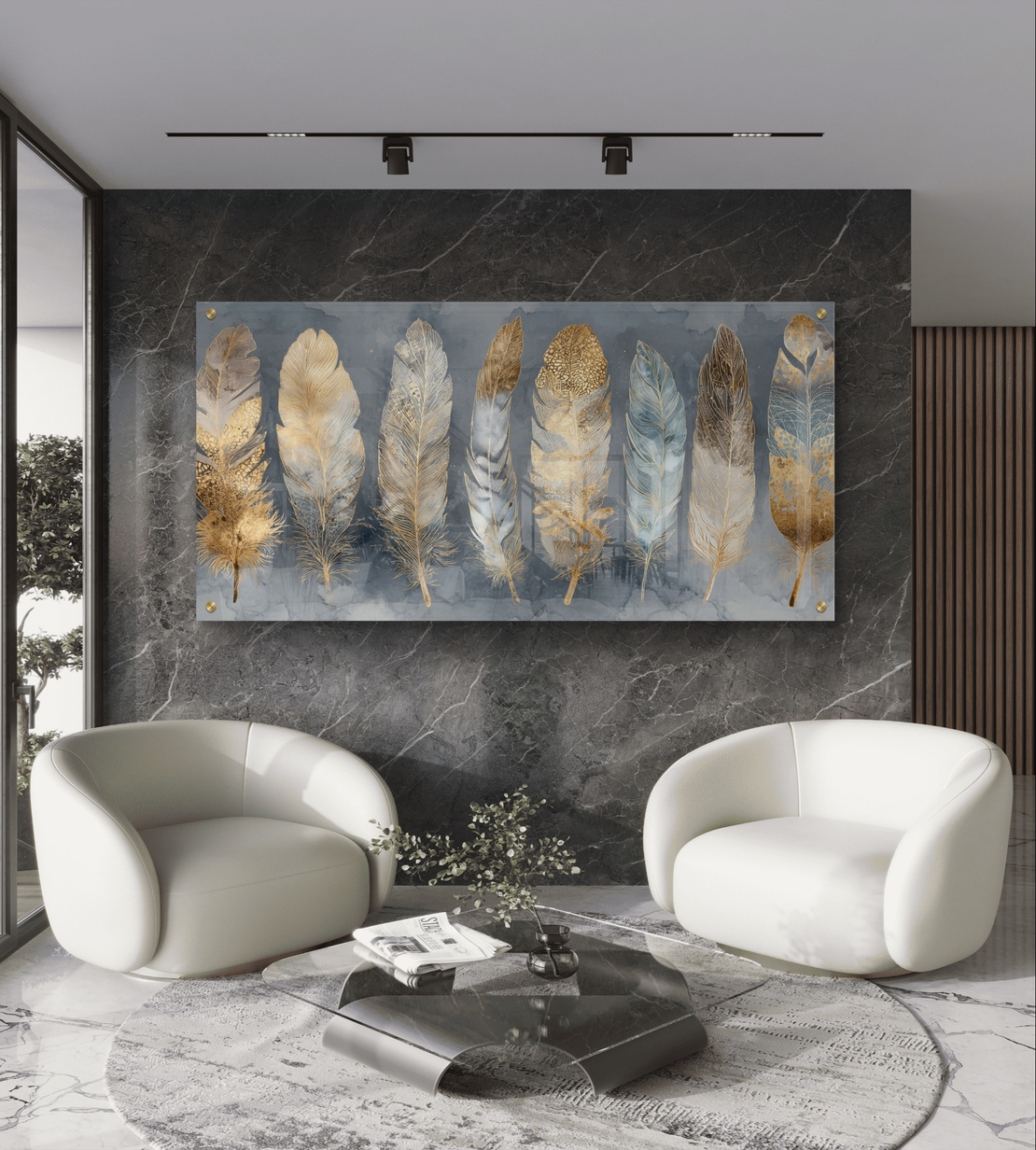 תמונת זכוכית לרוחב עם נוצות בגווני זהב ושמנת בעיצוב אלגנטי ומודרני לסלון