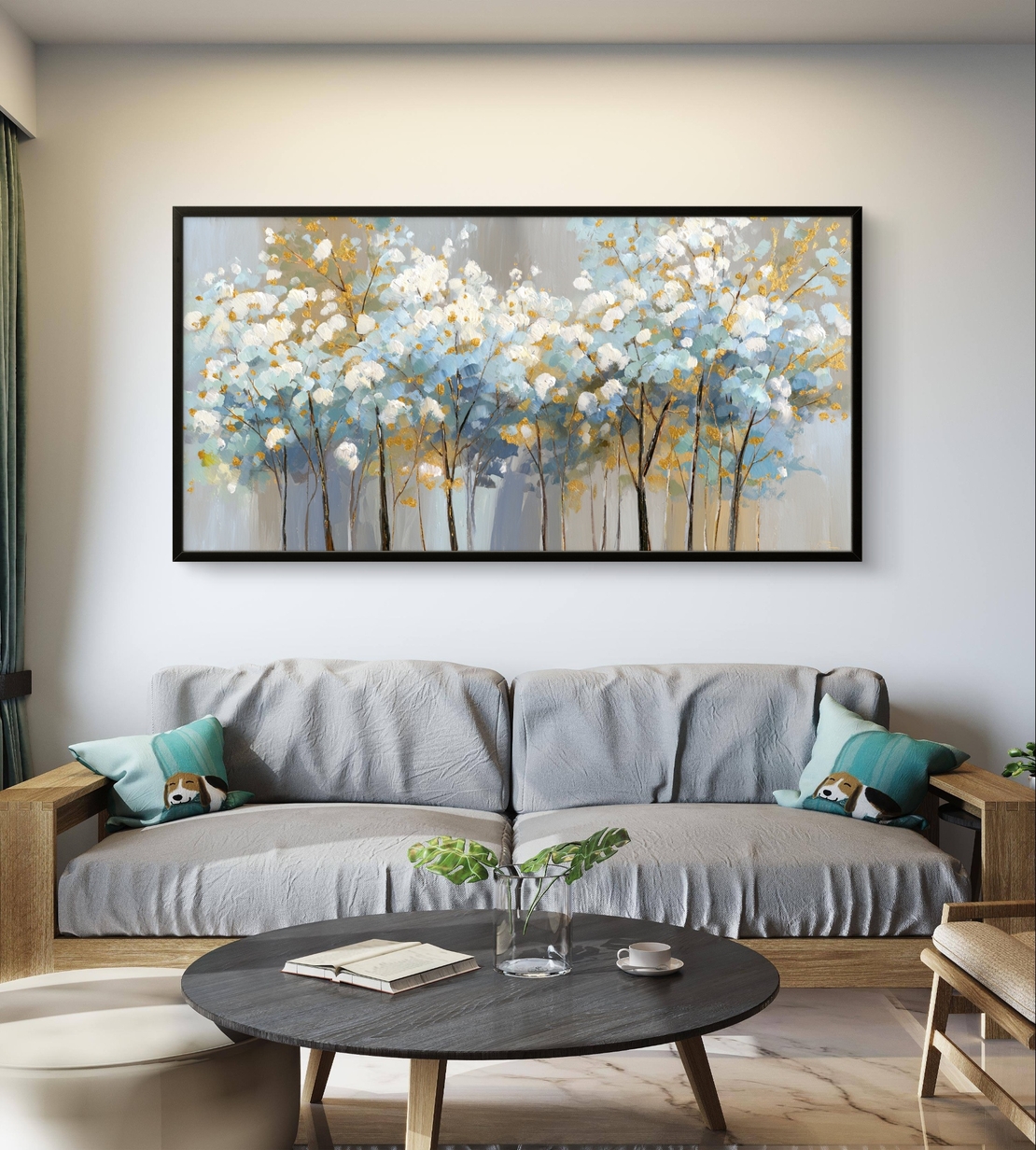 הדמיית סלון עם קנבס עצים פורחים בגווני תכלת ולבן, מראה נקי ויוקרתי