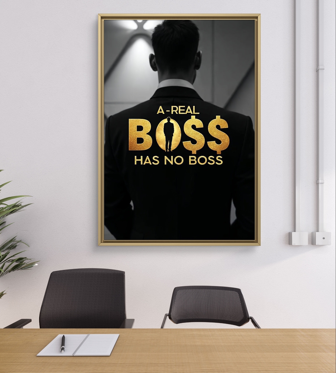 תמונת קנבס עם הכיתוב “A Real Boss Has No Boss” בזהב ודמות גבר בחליפה – תמונת מוטיבציה יוקרתית