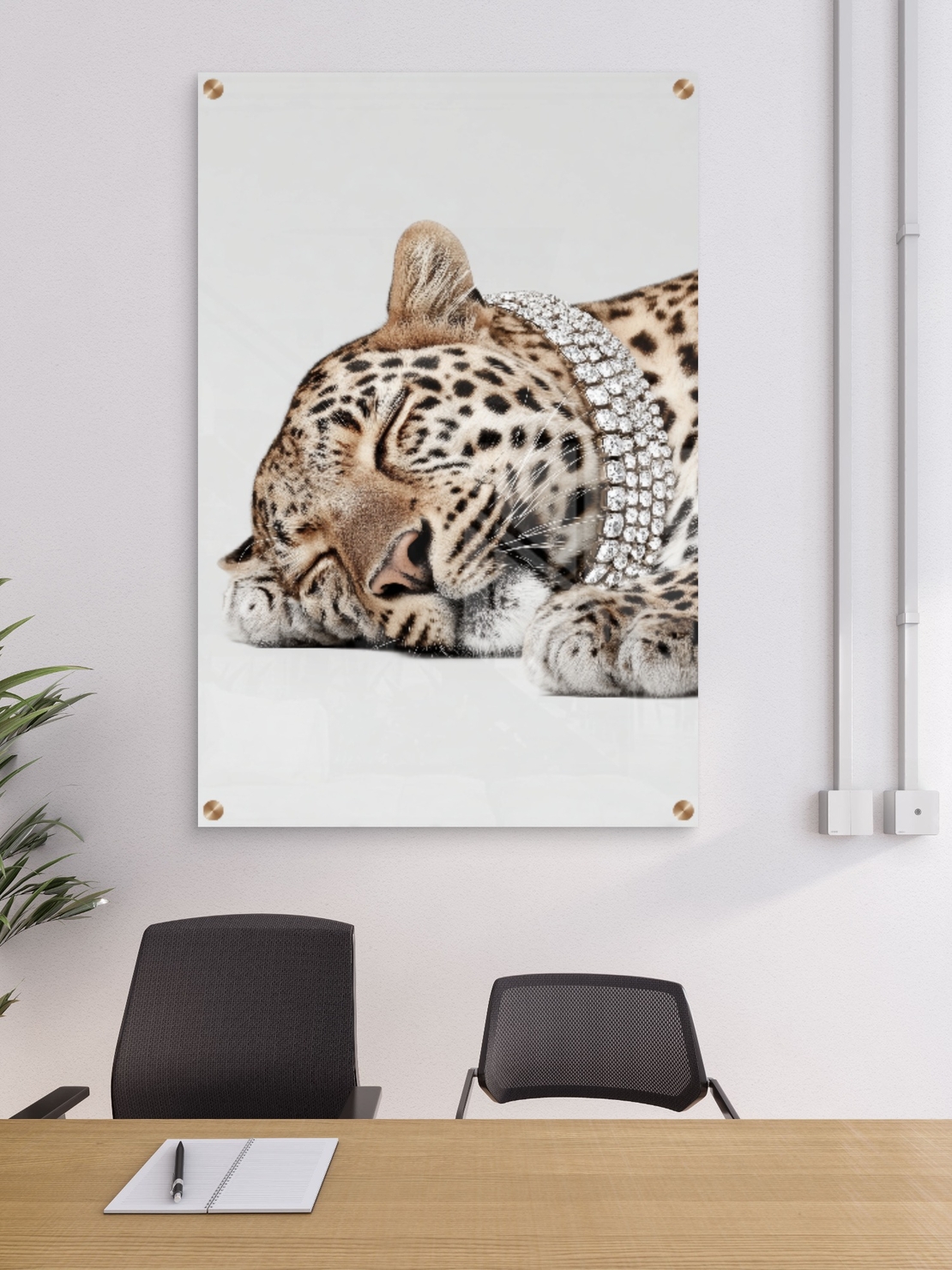 תמונת זכוכית של נמר ישן עם שרשרת יהלומים נוצצת בעיצוב יוקרתי מבית תכשיט לבית – NEXTGEN BY BAR