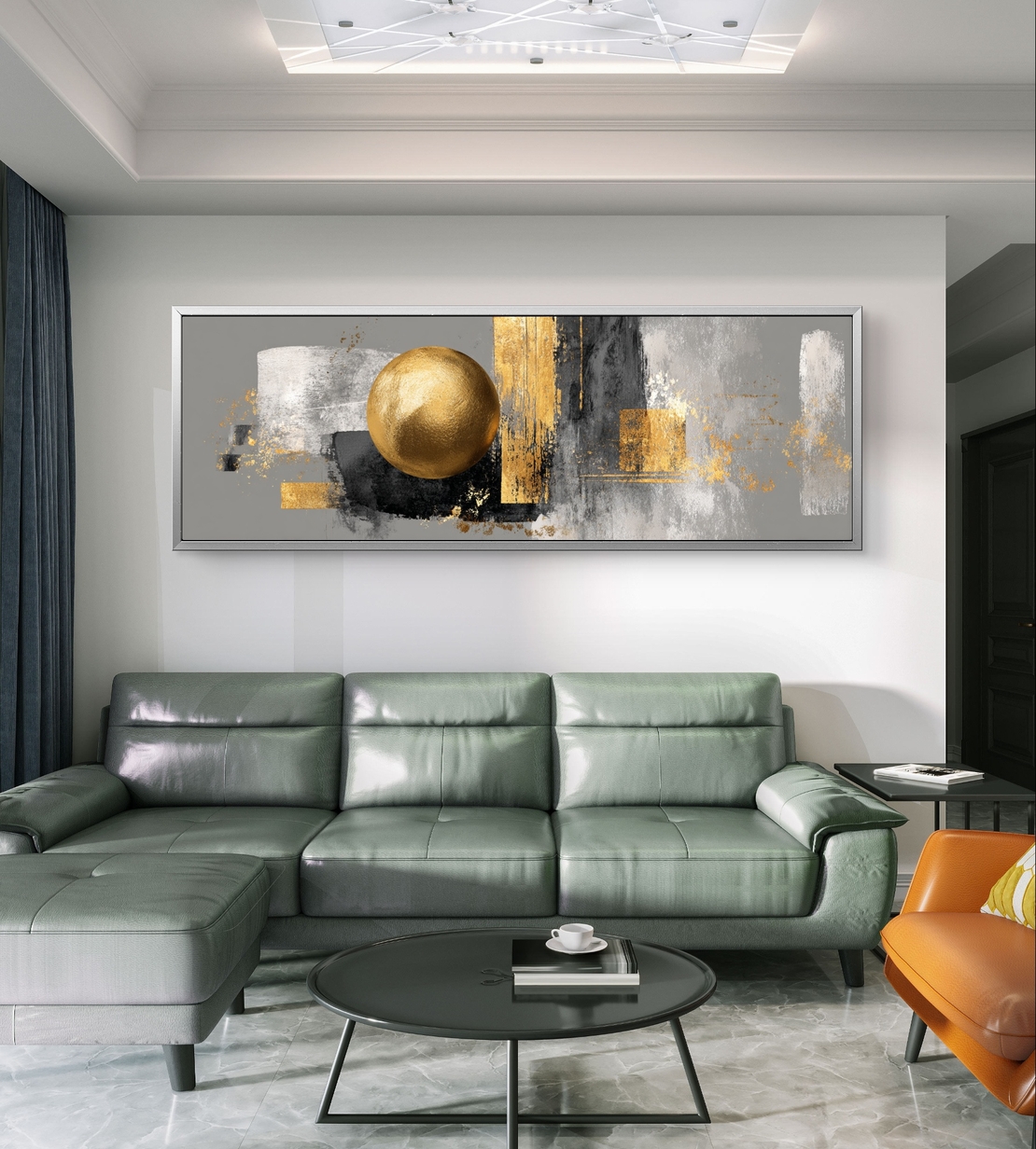 יצירת אמנות אבסטרקטית בגווני אפור וזהב בהדפסה חלקה.