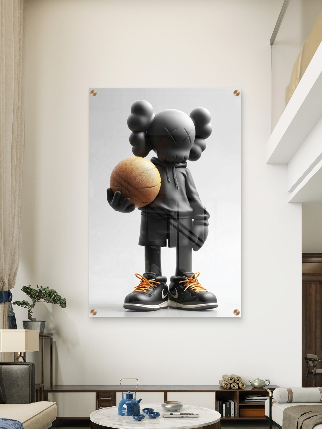 תמונת זכוכית של דמות KAWS שחורה מחזיקה כדורסל, עם נעליים שחורות ושרוכים כתומים – מתוך קולקציית NEXTGEN BY BAR של תכשיט לבית.