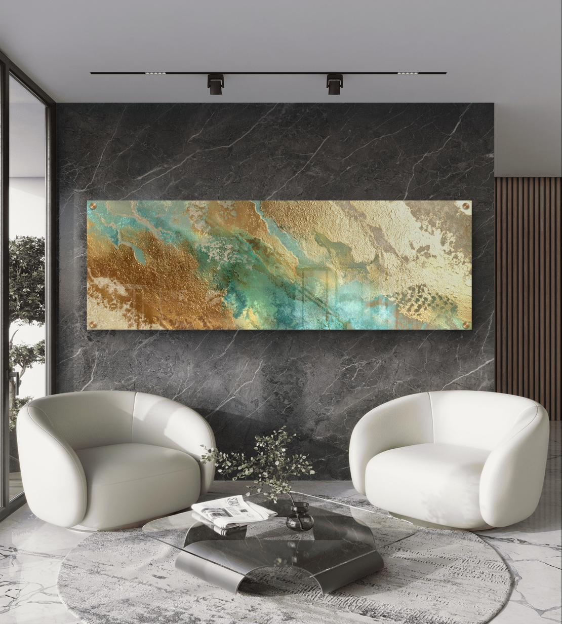 תמונת זכוכית פנורמית אבסטרקטית בגווני טורקיז וזהב עם מרקמים עשירים וזרימה טבעית בעיצוב יוקרתי לקיר הבית