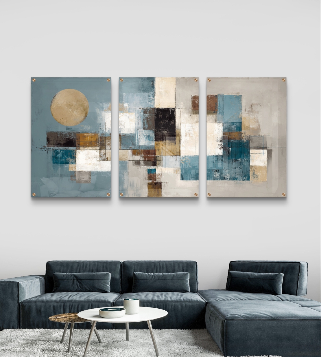 שלישיית תמונות זכוכית אבסטרקטיות בגווני תכלת, זהב ושמנת בעיצוב מודרני ויוקרתי לסלון