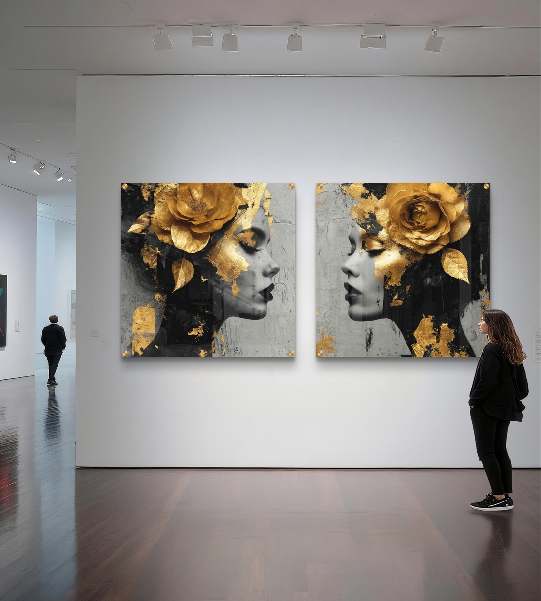 זוג תמונות זכוכית מרובעות עם דמויות נשיות בפרופיל ונגיעות זהב, בעיצוב אמנותי יוקרתי לקיר.