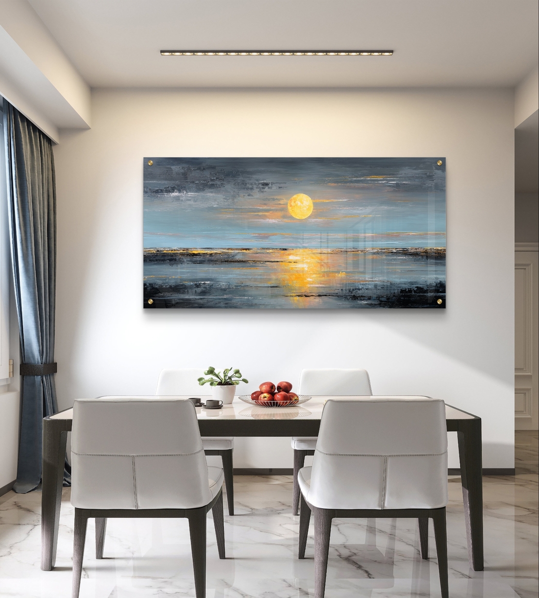 תמונת זכוכית לרוחב עם נוף ים מופשט ושמש זהובה המשתקפת על המים לעיצוב סלון יוקרתי