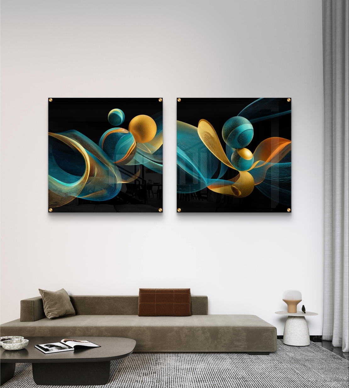 זוג תמונות זכוכית מרובעות בעיצוב אבסטרקטי עם קווים זורמים וכדורים בגווני טורקיז וזהב על רקע כהה.