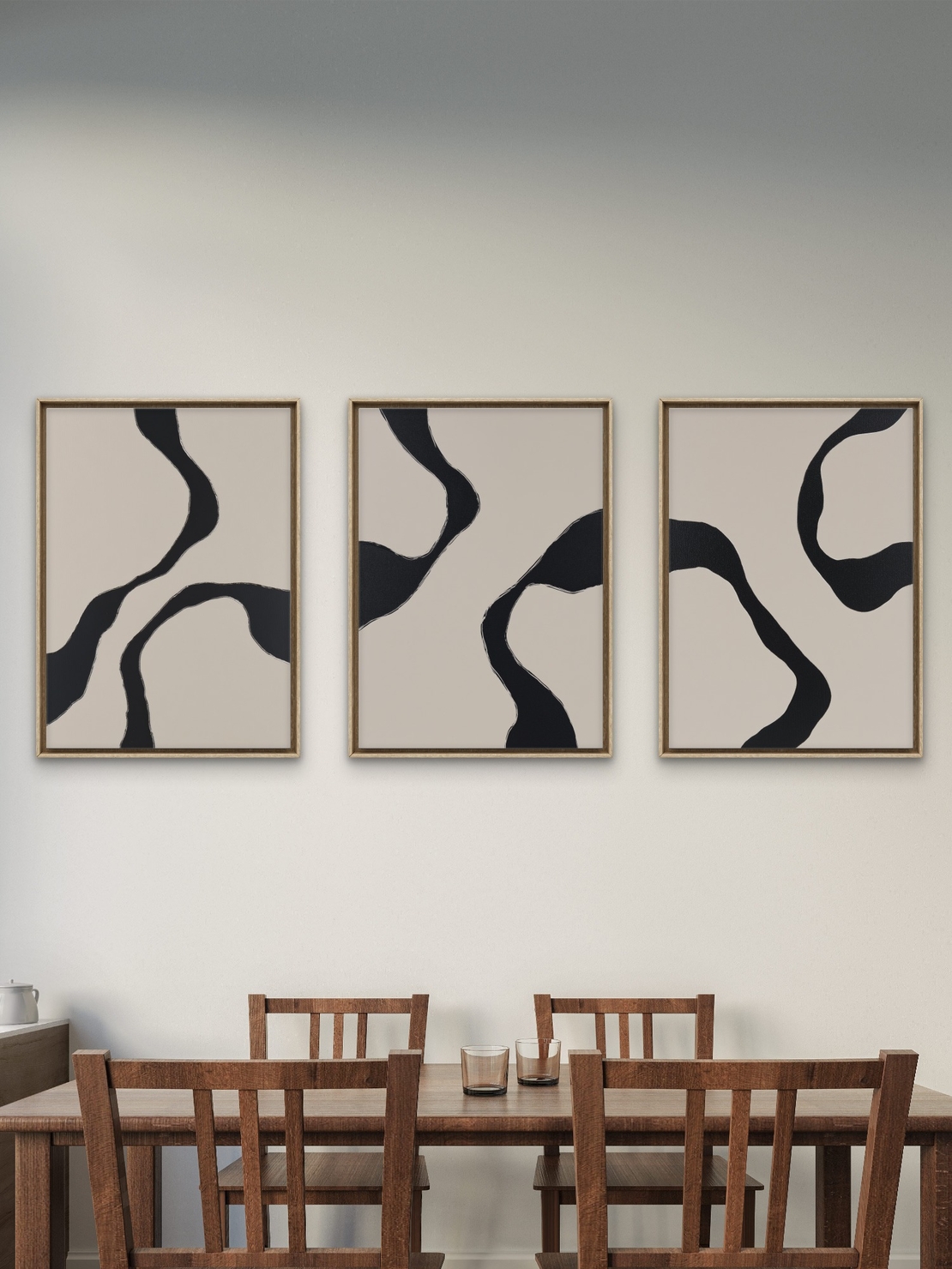שלישיית תמונות קנבס בעיצוב אבסטרקטי בגווני בז' ושחור, הדפסה חלקה, קולקציית NEXTGEN BY BAR מבית תכשיט לבית.