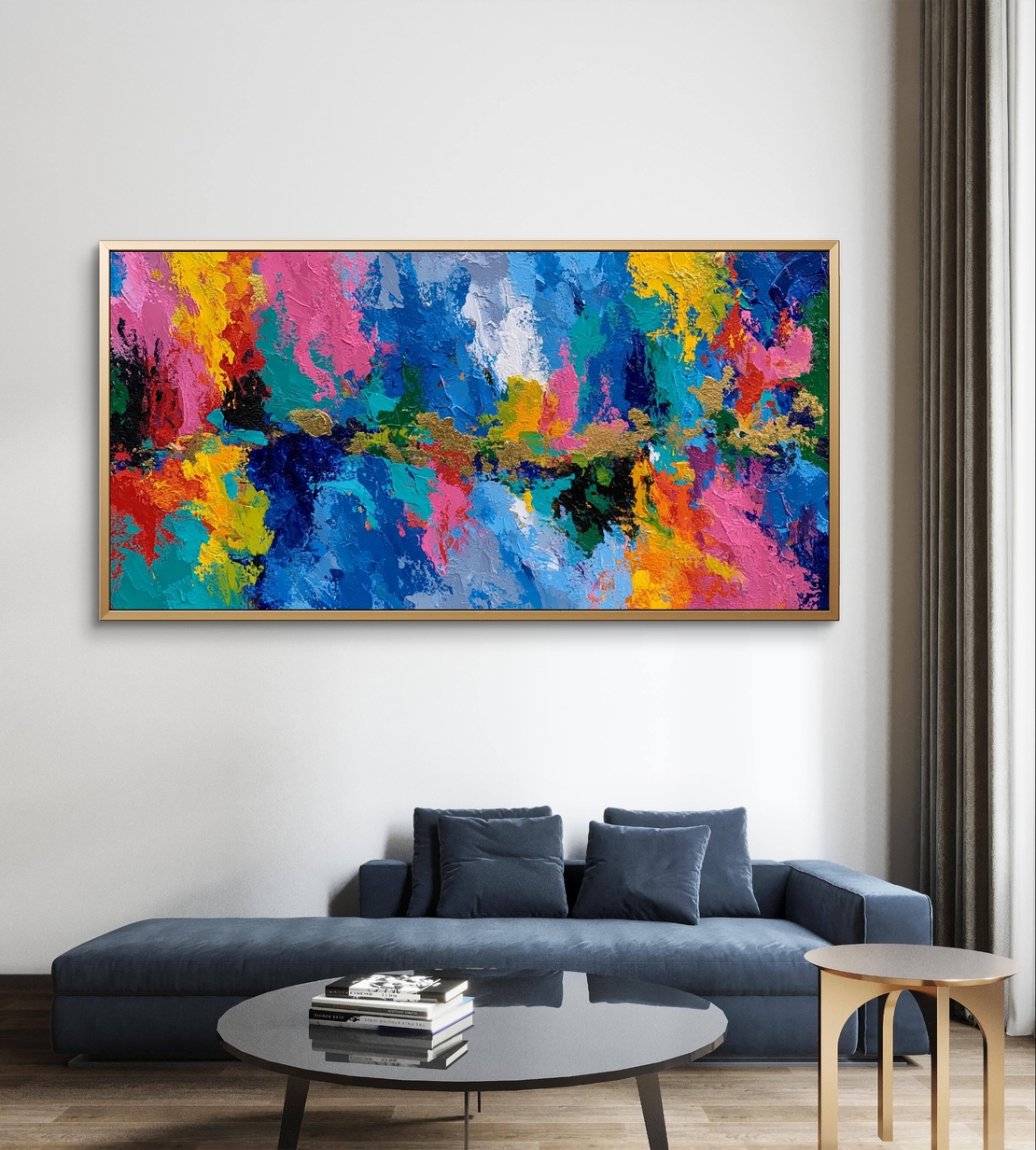 יצירת אמנות מודרנית עם משיחות צבע עזות וקו זהוב אופקי.