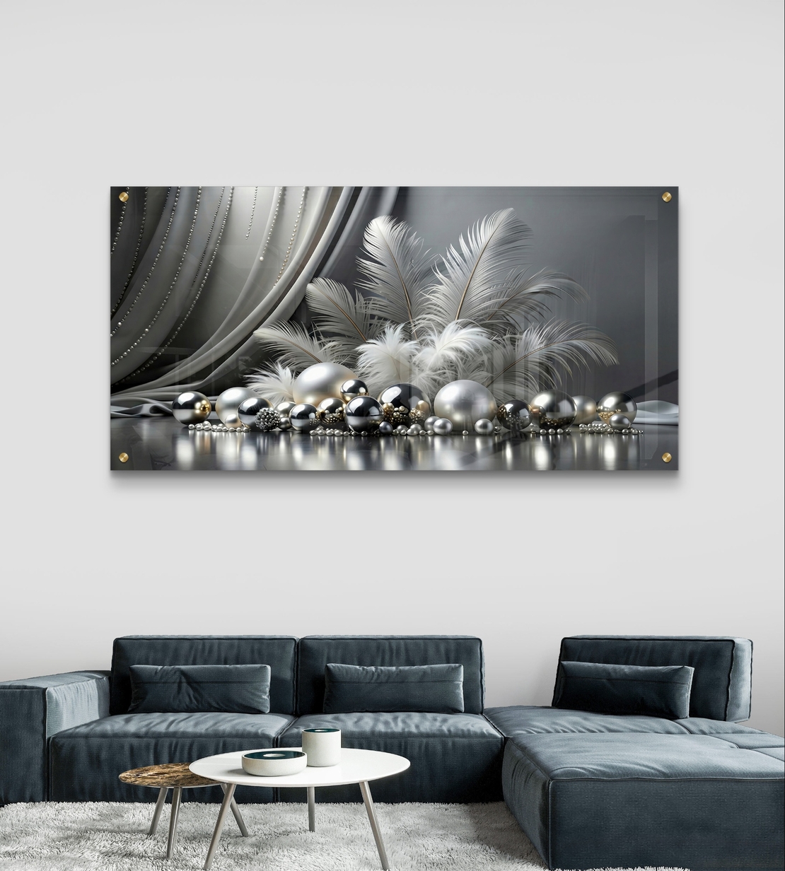 כסף בנוצות – תמונת זכוכית נוצות וכדורים כסופים בשחור-לבן יוקרתי | PN1003