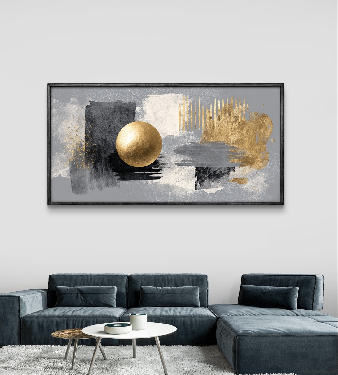 תמונת קנבס אבסטרקטית לרוחב בגווני אפור ושחור עם אלמנט עגול זהוב במרכז בעיצוב מודרני