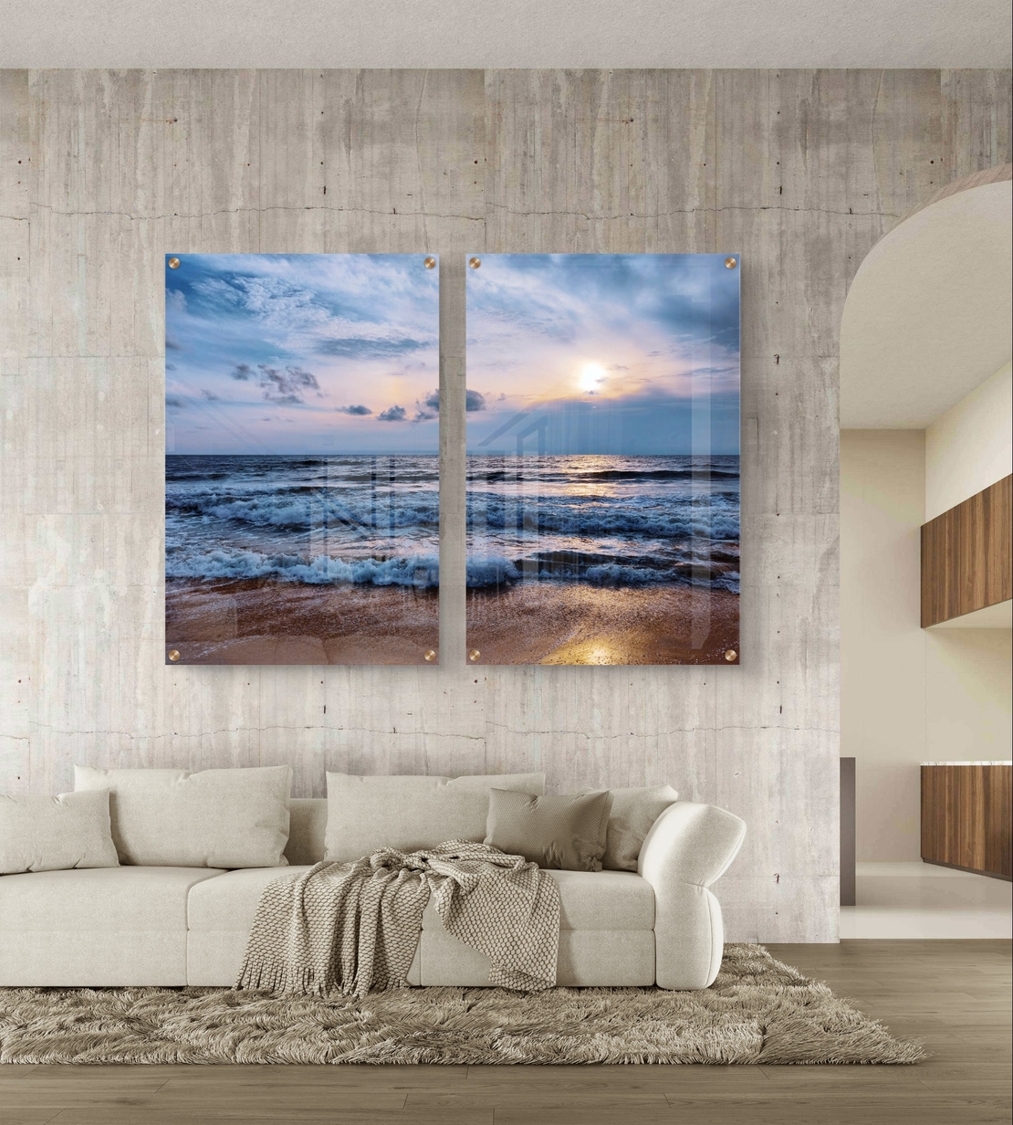 זוג תמונות זכוכית עם ים פתוח וגלים בתנועה עדינה, שמיים בהירים ועיצוב רגוע ואלגנטי לקיר הבית