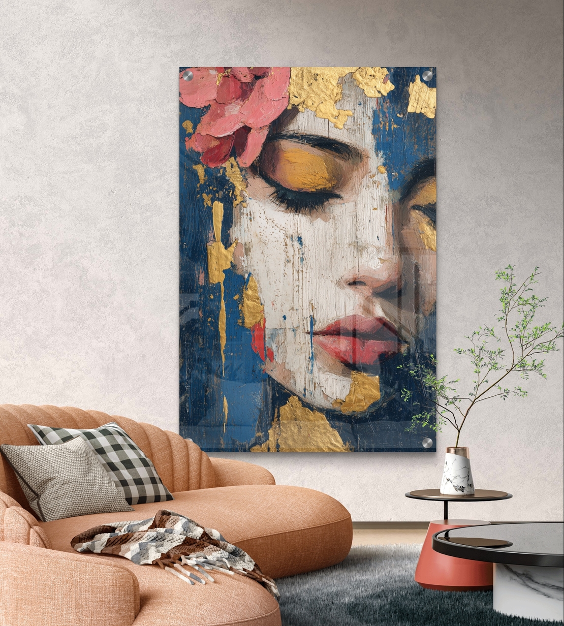 תמונת זכוכית עם דמות נשית בעיניים עצומות, טקסטורות זהב וגווני כחול בעיצוב אמנותי, רגוע ויוקרתי לקיר הבית