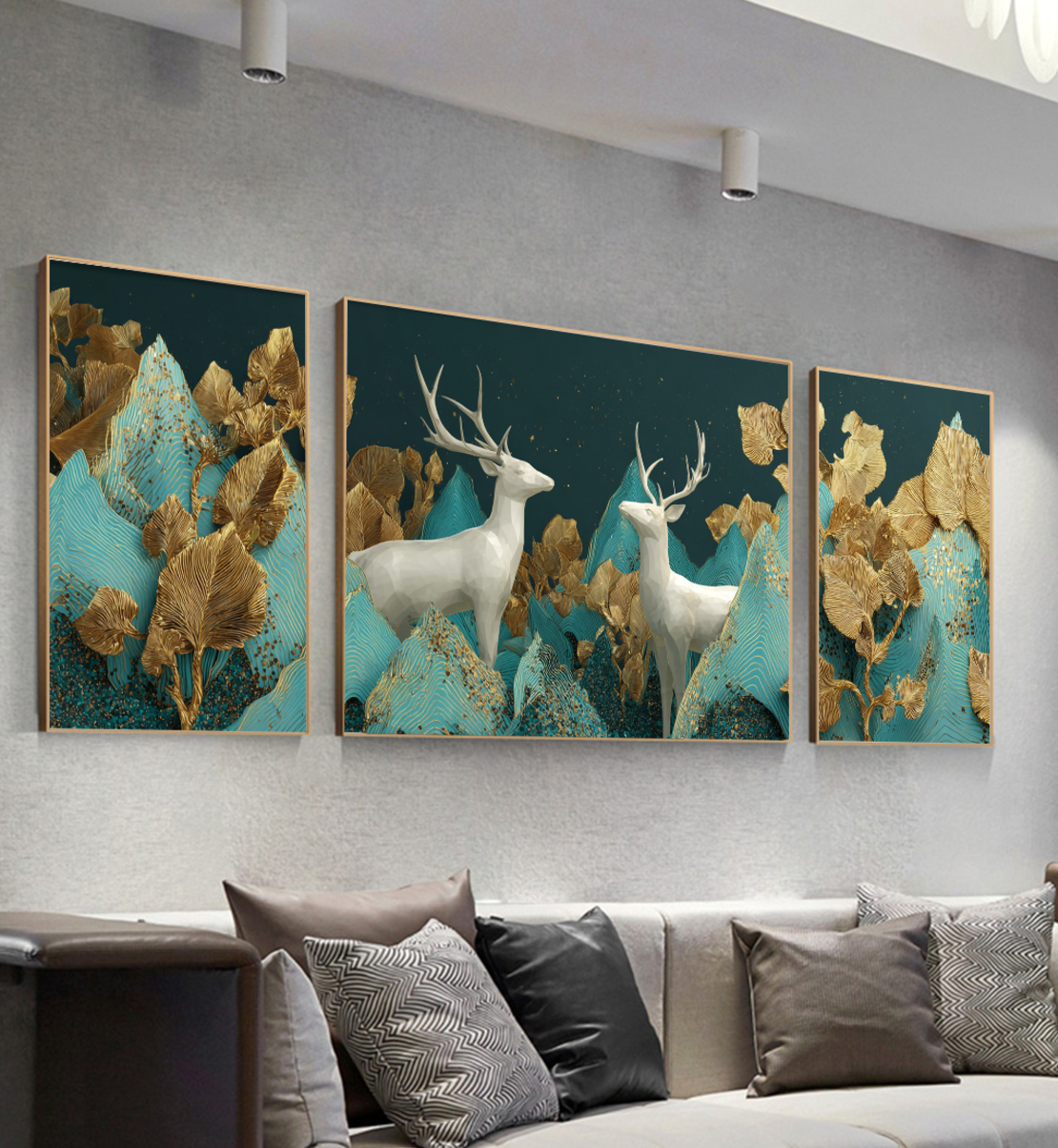 תמונת קנבס מחולקת בהדפסה חלקה של זוג איילים לבנים עם עלים מוזהבים על רקע טורקיז, בעיצוב יוקרתי לסלון.