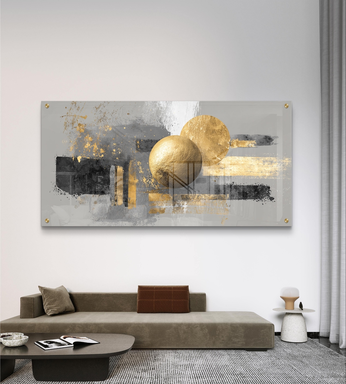 תמונת זכוכית לרוחב בעיצוב אבסטרקטי עם אלמנטים זהובים וגווני אפור מודרניים