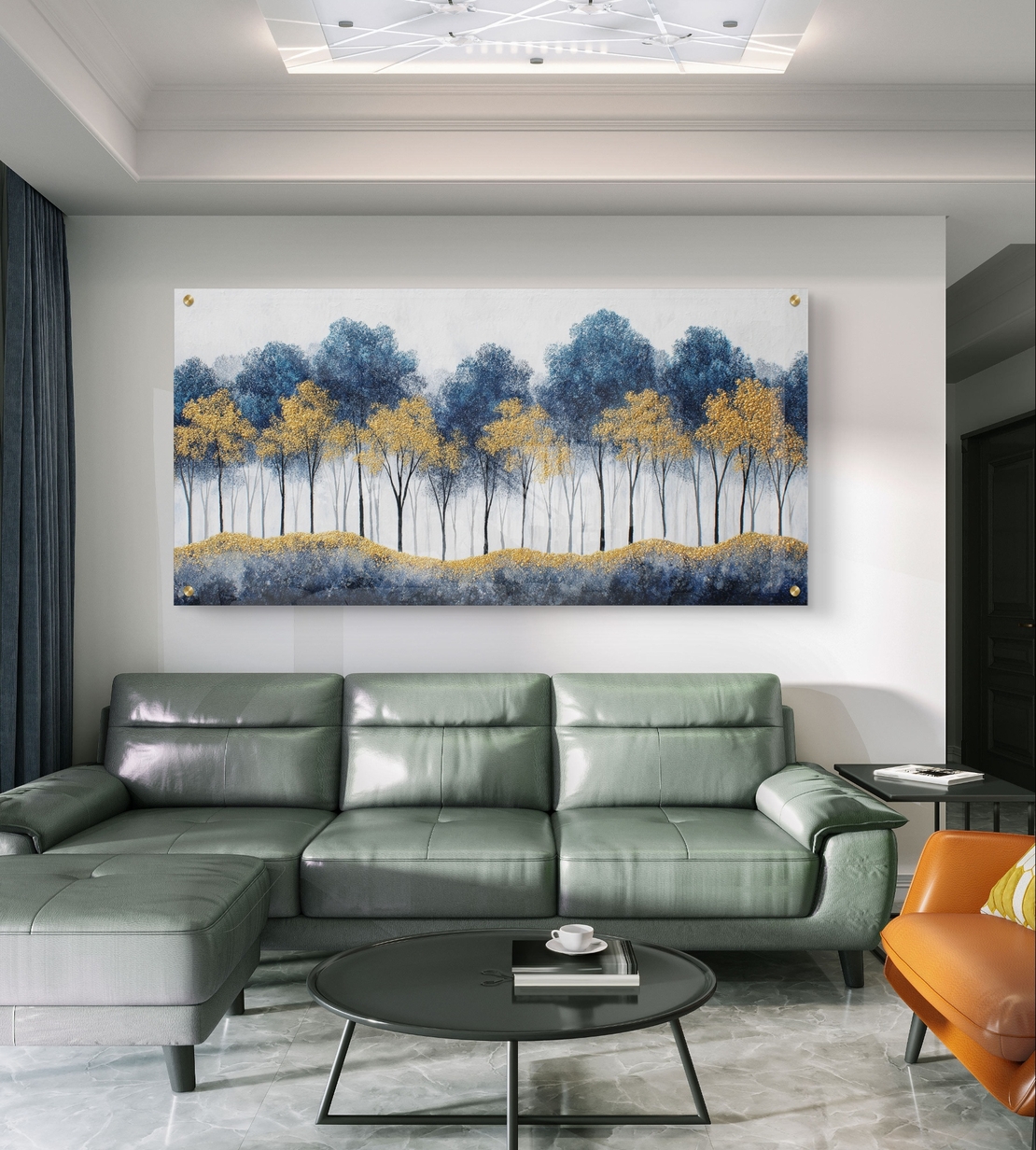 תמונת זכוכית לרוחב עם עצים בגווני כחול וזהב על רקע ערפילי – תכשיט לבית