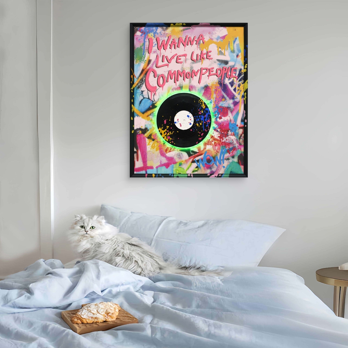 תמונת LED תקליט גרפיטי עם משפט השראה – הדפס משודרג עם מריחות צבע, מופעלת על סוללות עם שלט רחוק מידה 63*83 ס