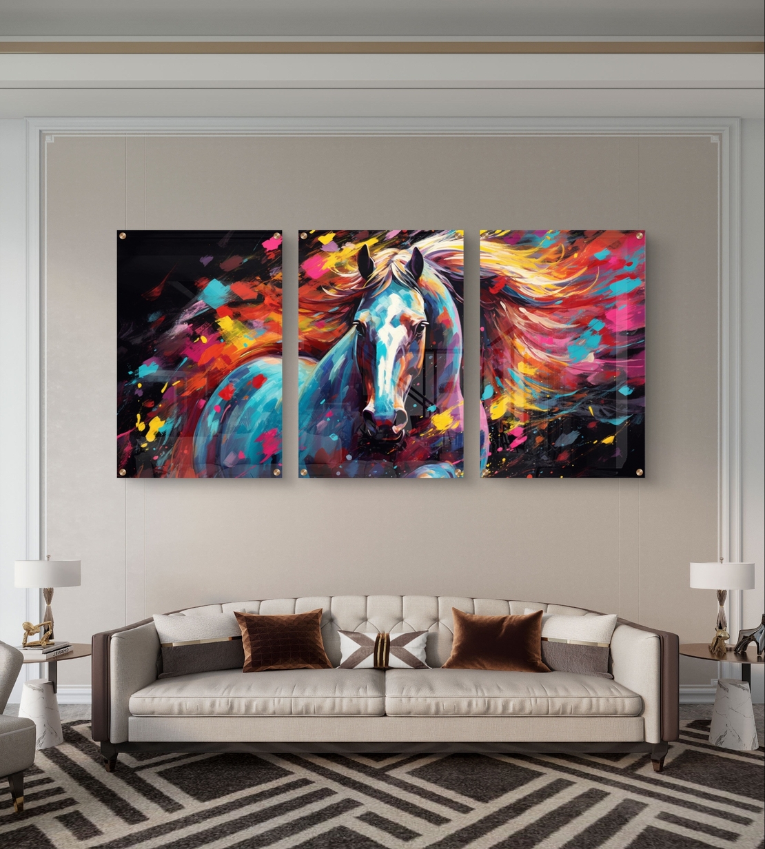 שלישיית תמונות זכוכית עם סוס אבסטרקטי וצבעים עזים בגווני טורקיז, אדום וצהוב בעיצוב מודרני ועוצמתי לסלון