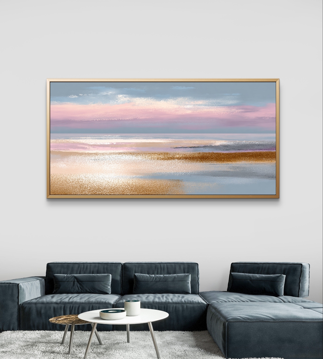 תמונת קנבס לרוחב בסגנון אבסטרקט נופי עם שכבות צבע רכות בגווני תכלת, ורוד ובז’, לעיצוב סלון רגוע ומואר