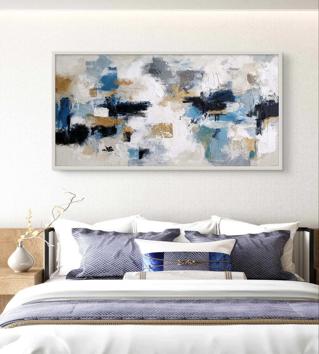 ציור קיר רחב בסגנון אבסטרקט נקי עם כתמי צבע כחולים ונגיעות זהב