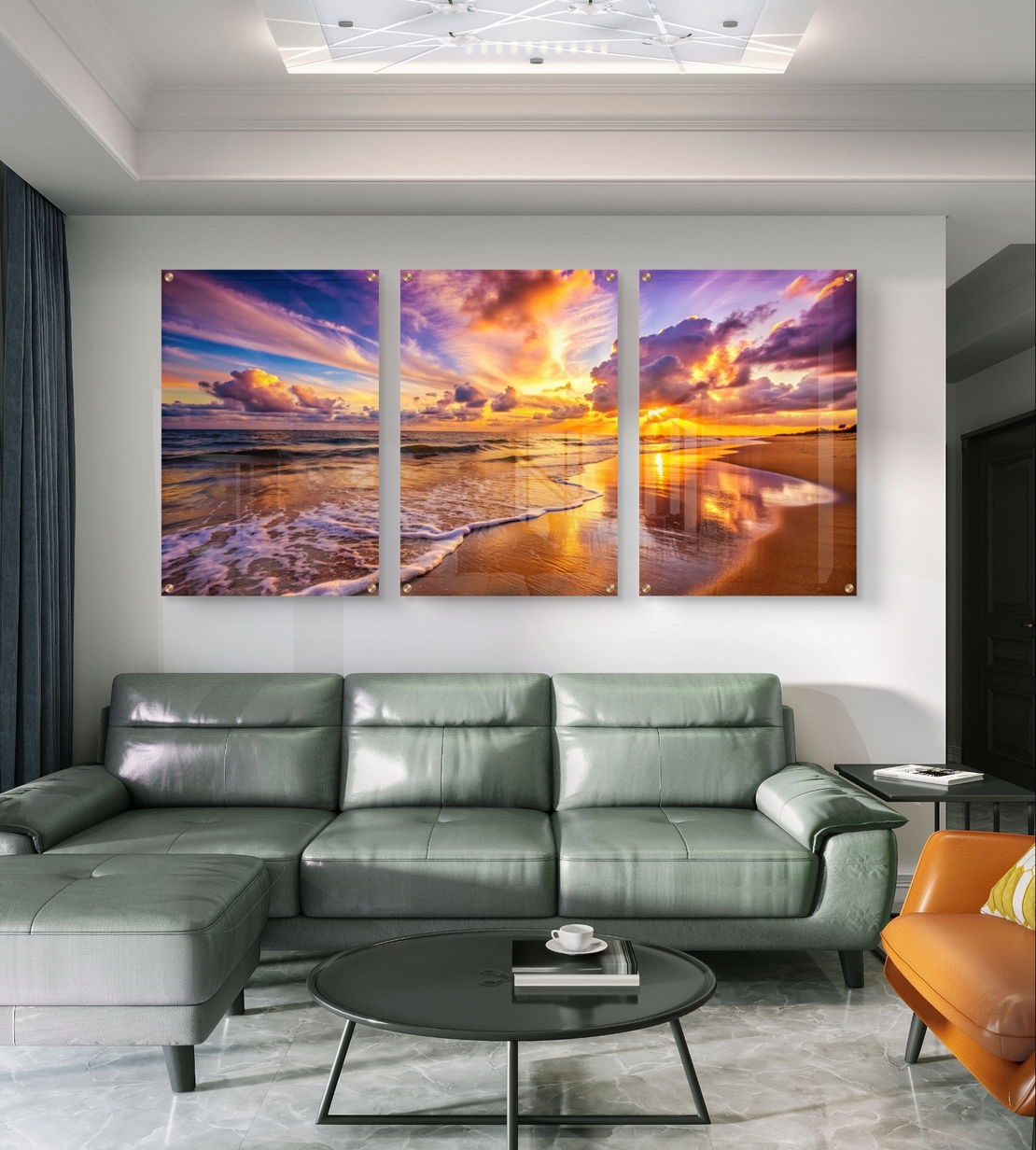 שלישיית תמונות זכוכית של חוף ים בשקיעה עם שמיים צבעוניים והשתקפות על החול, עיצוב יוקרתי לסלון