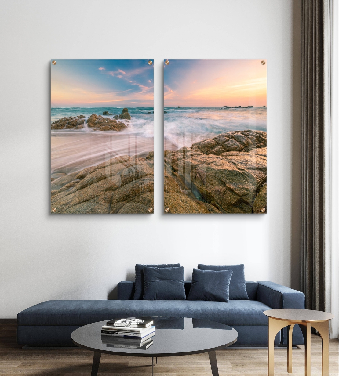 זוג תמונות זכוכית עם חוף סלעי וגלים בתנועה רכה, שמיים פסטליים ועיצוב רגוע ואלגנטי לקיר הבית