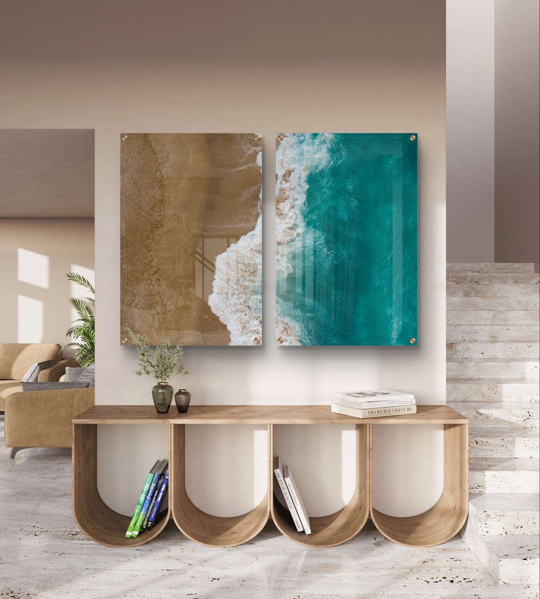 זוג תמונות זכוכית במבט על של חוף וים, מפגש בין חול חמים למים טורקיזיים בעיצוב מודרני ורגוע לקיר הבית