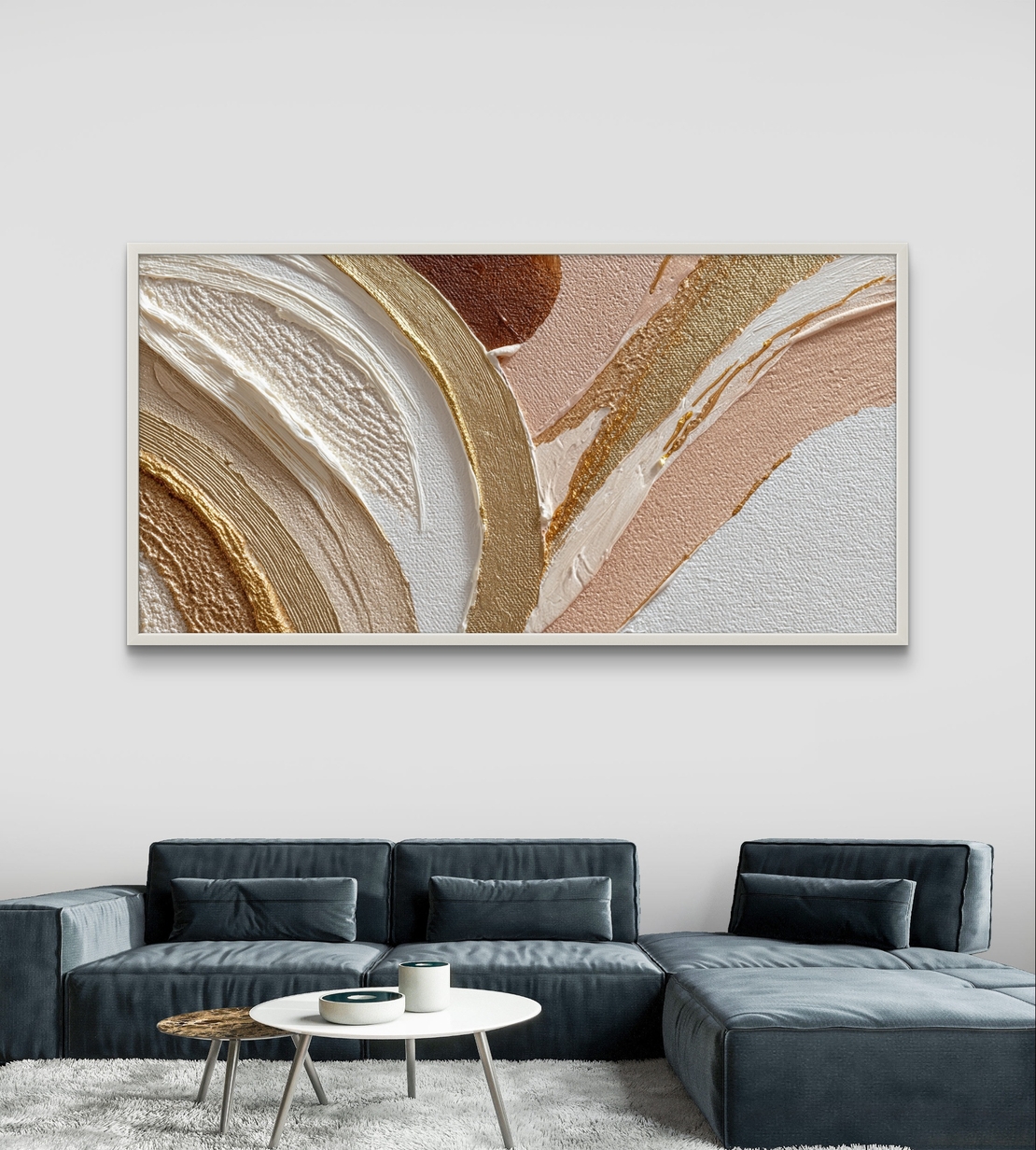 תמונת קנבס אבסטרקטית לרוחב בגווני שמנת, ורוד וזהב עם קווים זורמים ועיצוב אלגנטי
