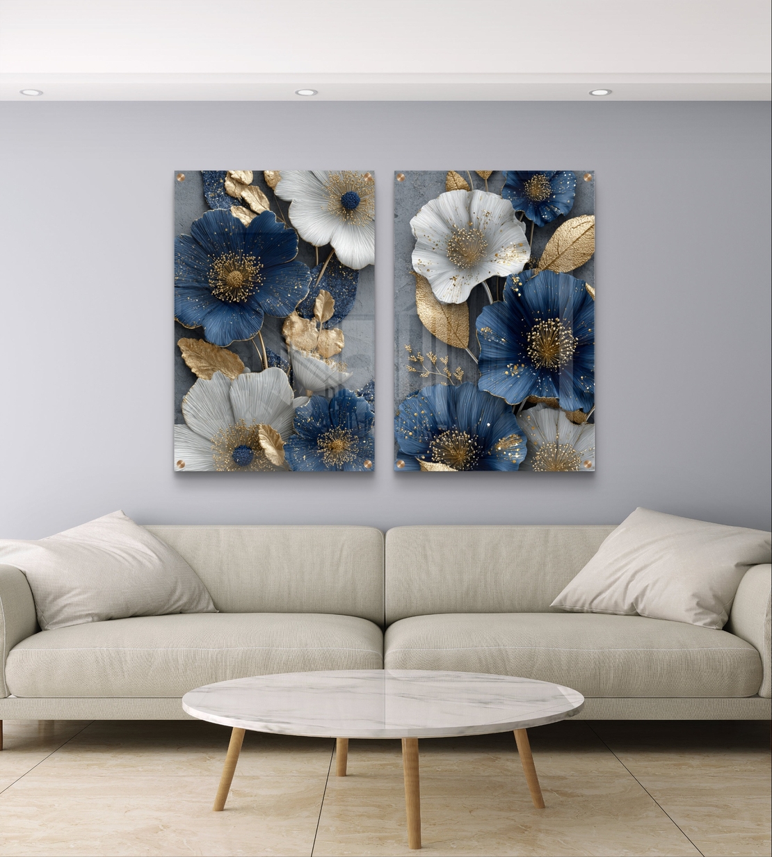 זוג תמונות זכוכית עם פרחים בגווני כחול, לבן וזהב בעיצוב יוקרתי ועדין לסלון