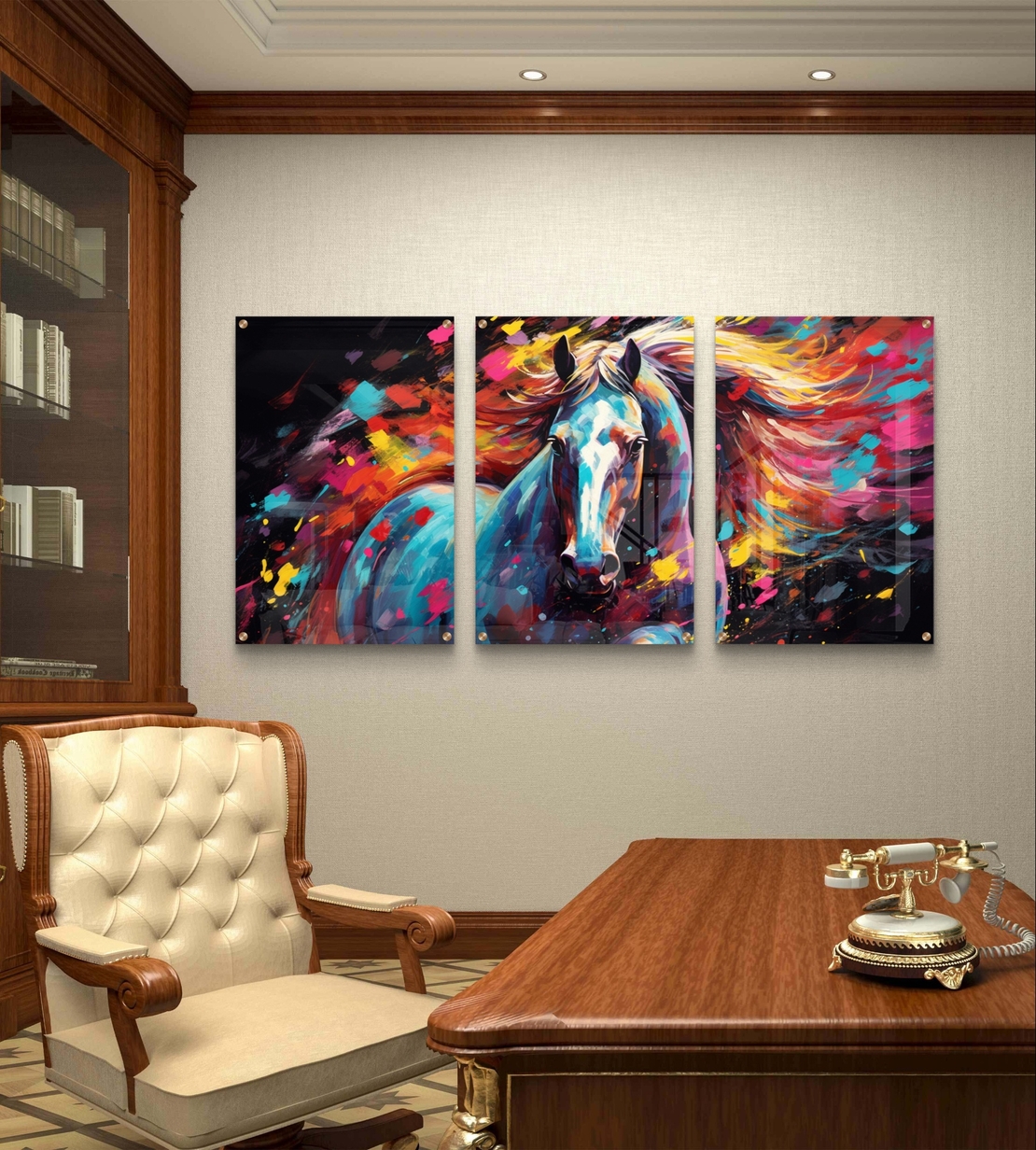 שלישיית תמונות זכוכית עם סוס אבסטרקטי וצבעים עזים בגווני טורקיז, אדום וצהוב בעיצוב מודרני ועוצמתי לסלון