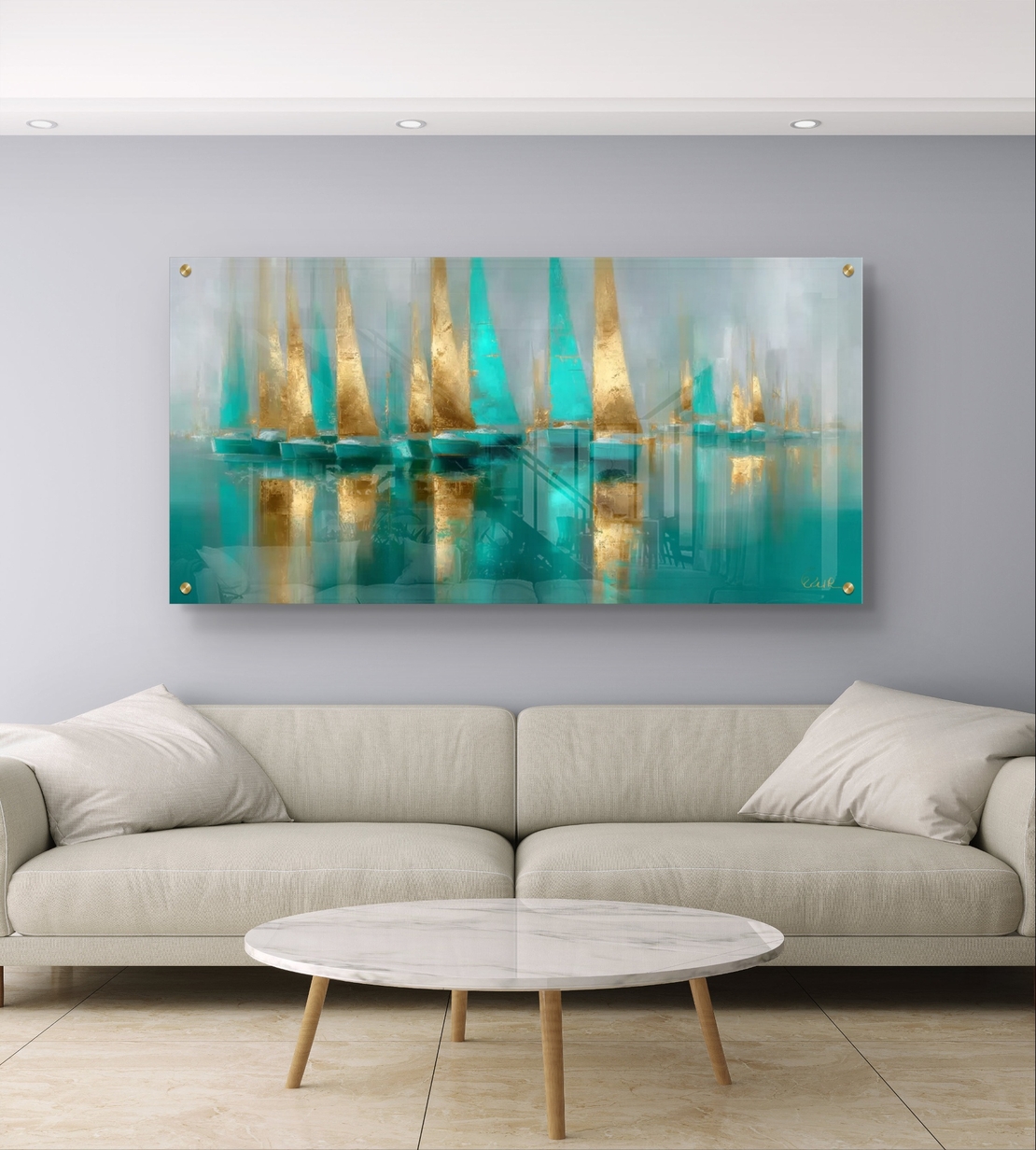 תמונת זכוכית עם מפרשים בגווני טורקיז וזהב משתקפים במים – תכשיט לבית