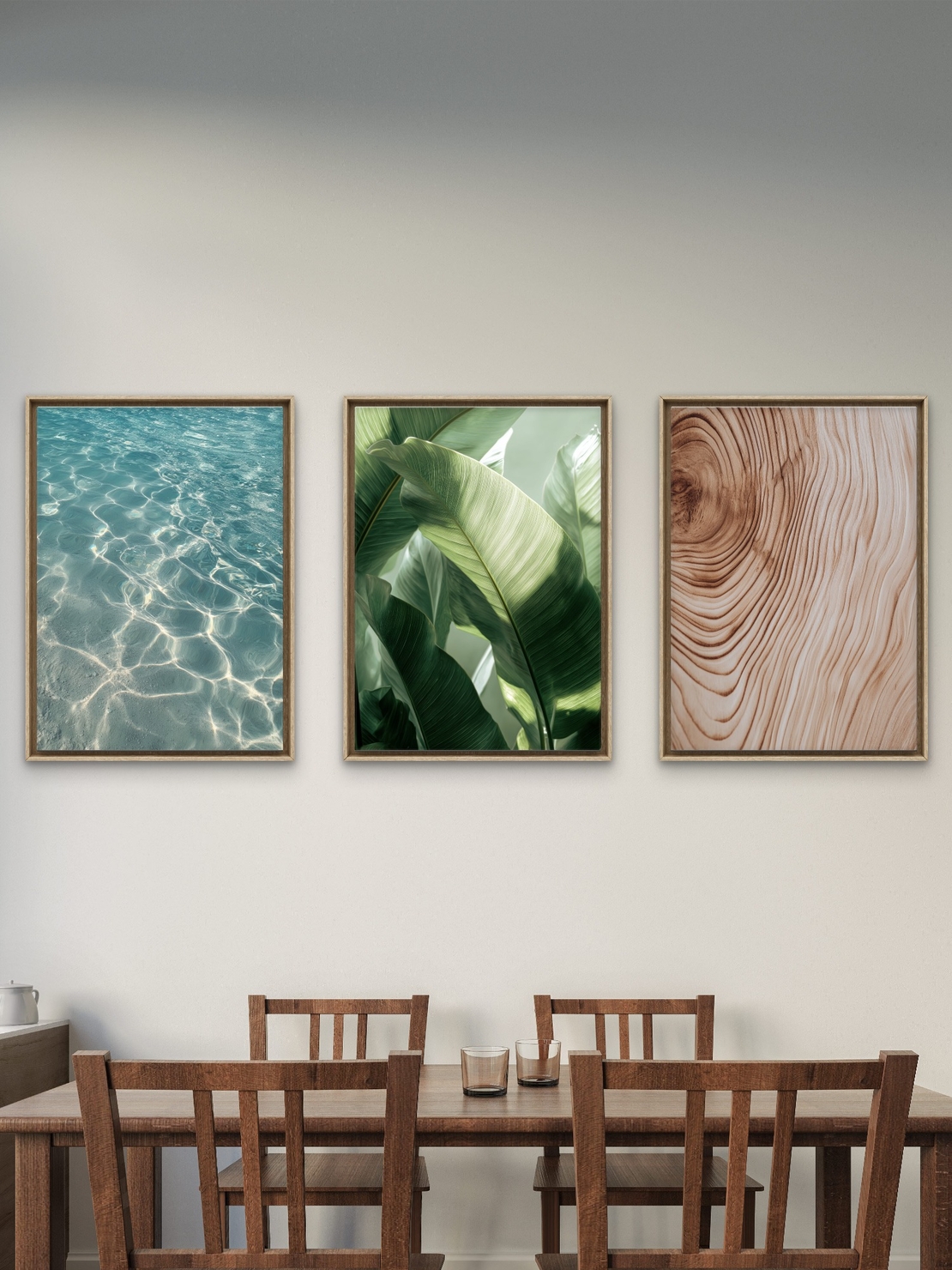 שלישיית תמונות קנבס בעיצוב טבעי – מים צלולים, עלים ירוקים ועץ בגוון בז’, מהקולקציה של תכשיט לבית, NEXTGEN BY BAR.