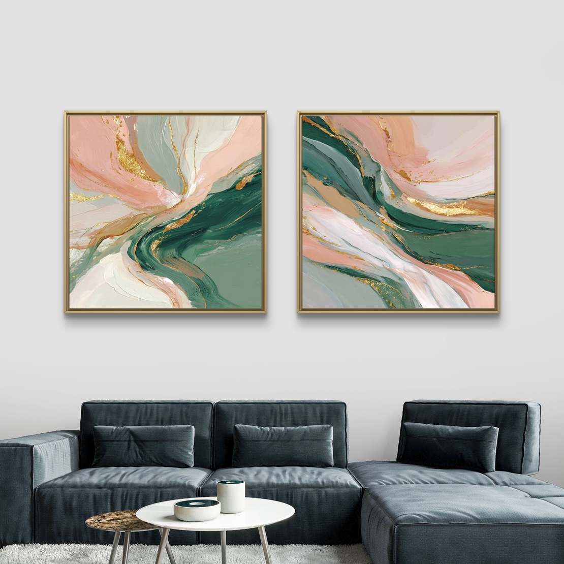 סט זוג תמונות קנבס מרובעות בעיצוב אבסטרקטי בגווני ירוק עמוק, ורוד פודרה ושמנת עם נגיעות זהב אלגנטיות, תלויות מעל ספה מודרנית.