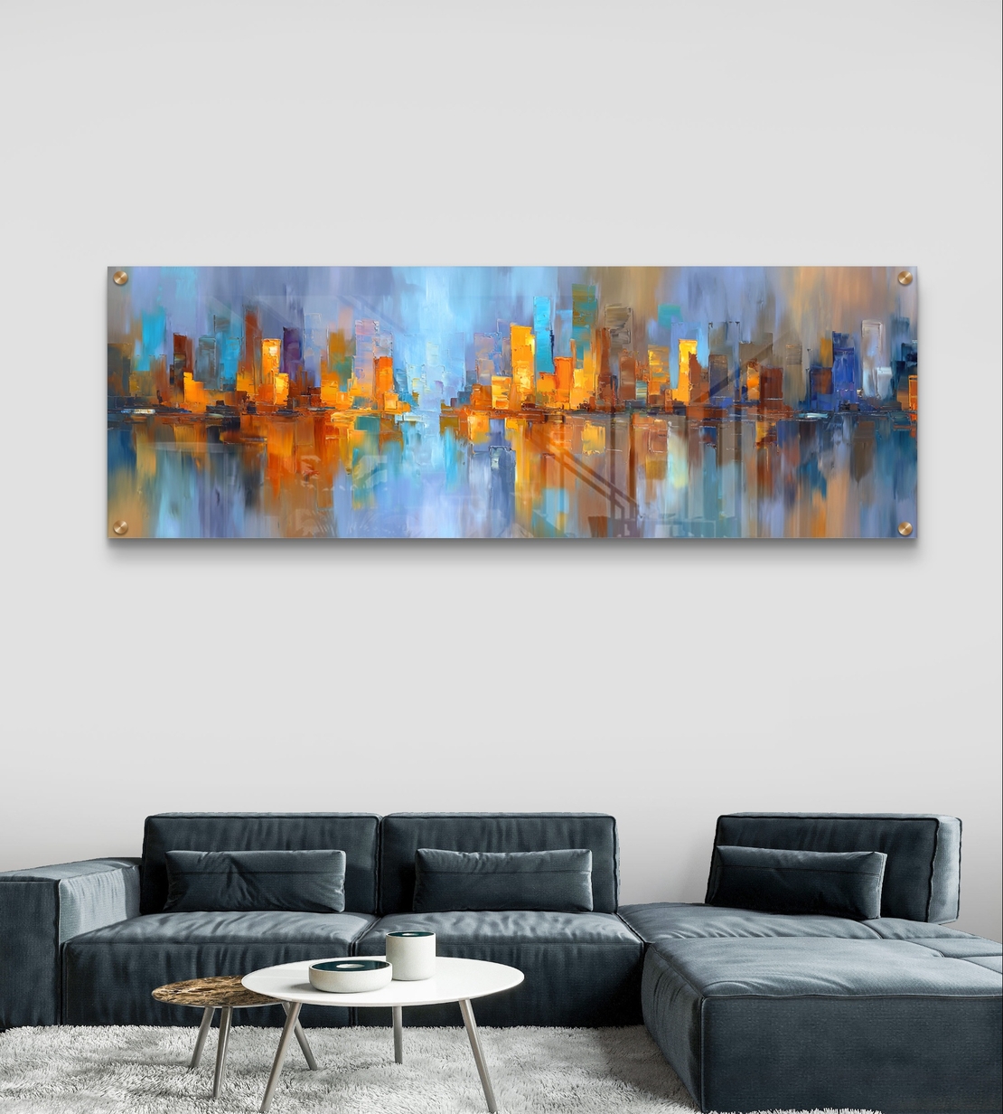 תמונת זכוכית פנורמית אבסטרקטית עם קו־רקיע עירוני והשתקפות במים בגווני כחול וזהב בעיצוב מודרני ויוקרתי
