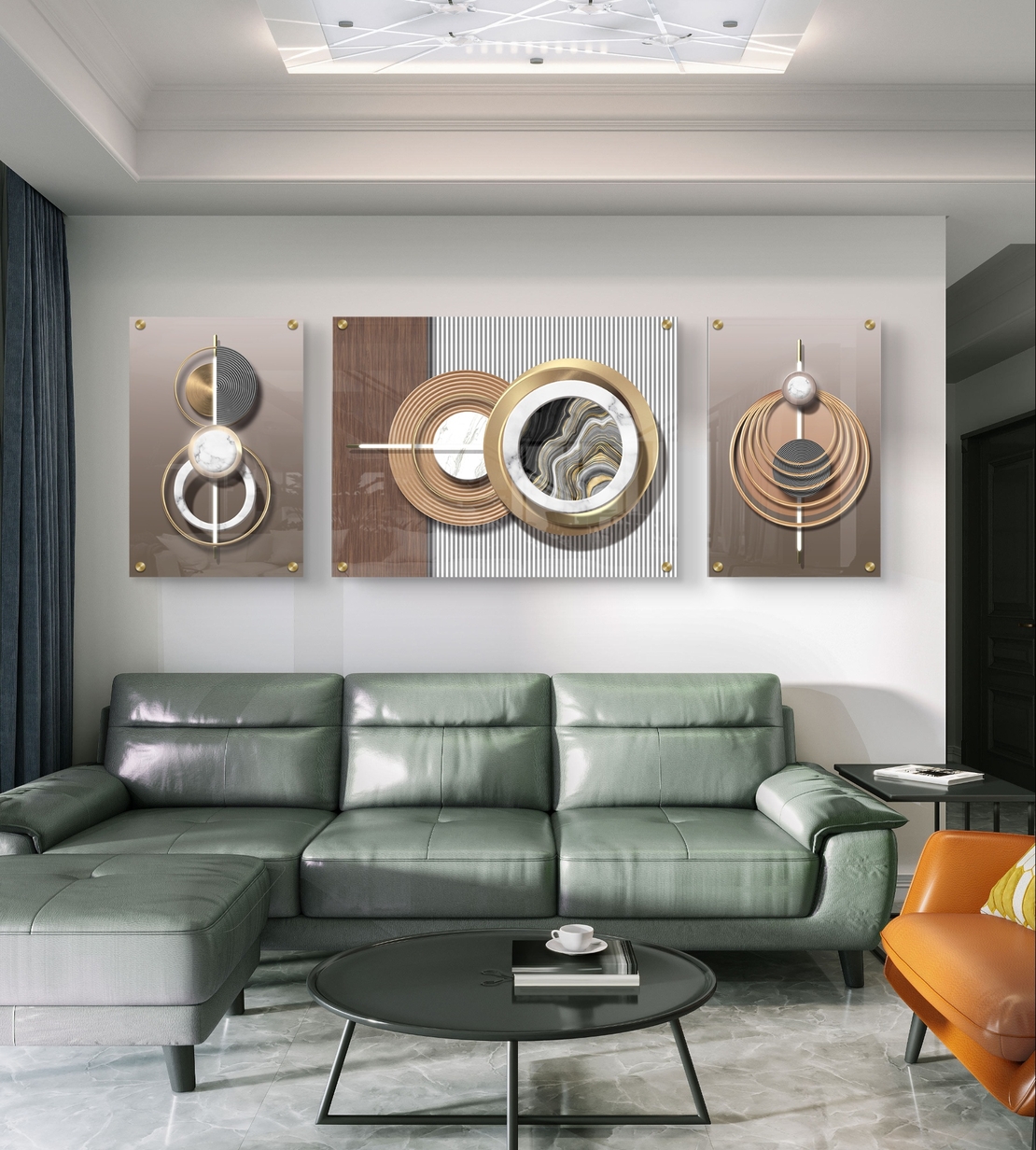 סט תמונות זכוכית מחולקות בעיצוב גאומטרי מודרני עם מעגלים, קווים וגווני זהב, עץ ואפור בסלון מעוצב