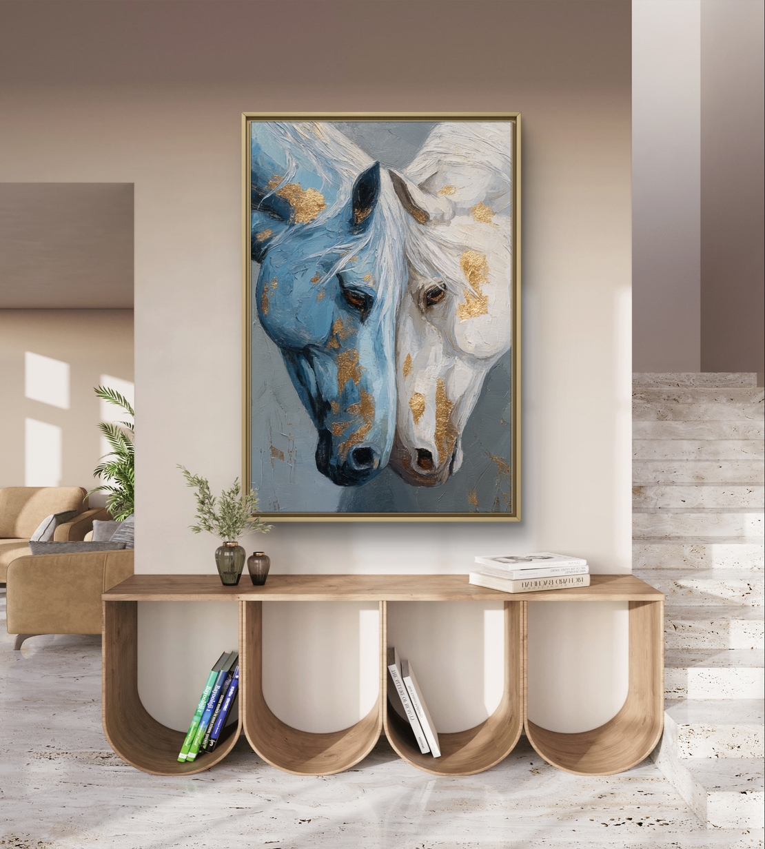 זוג סוסים מלכותיים – תמונת קנבס אמנותית בכחול, לבן ונגיעות זהב | CY1214