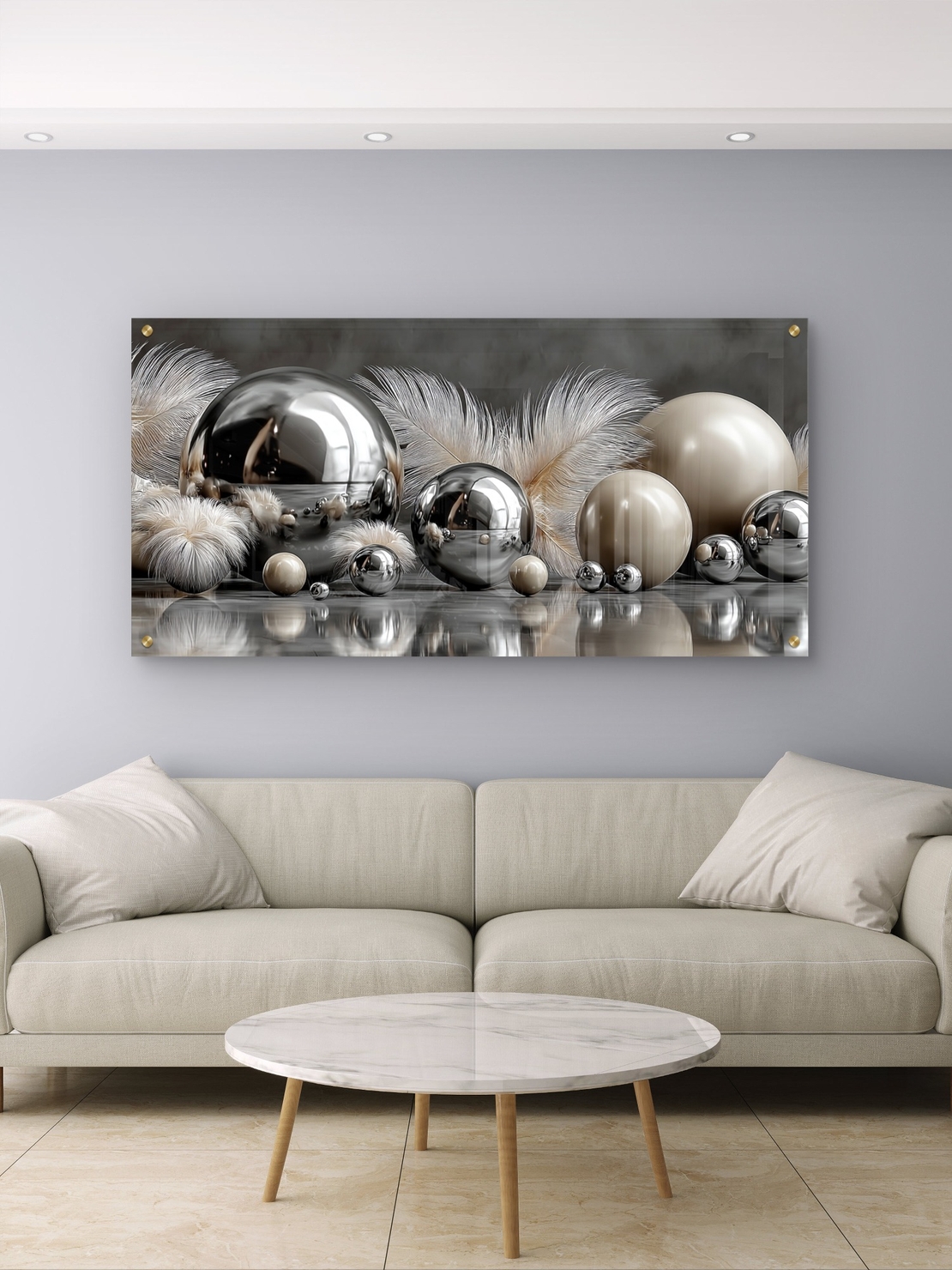 תמונת זכוכית לרוחב עם כדורי מתכת מבריקים ונוצות בגווני כסף ושמנת, בעיצוב יוקרתי ומודרני מתוך קולקציית תכשיט לבית.